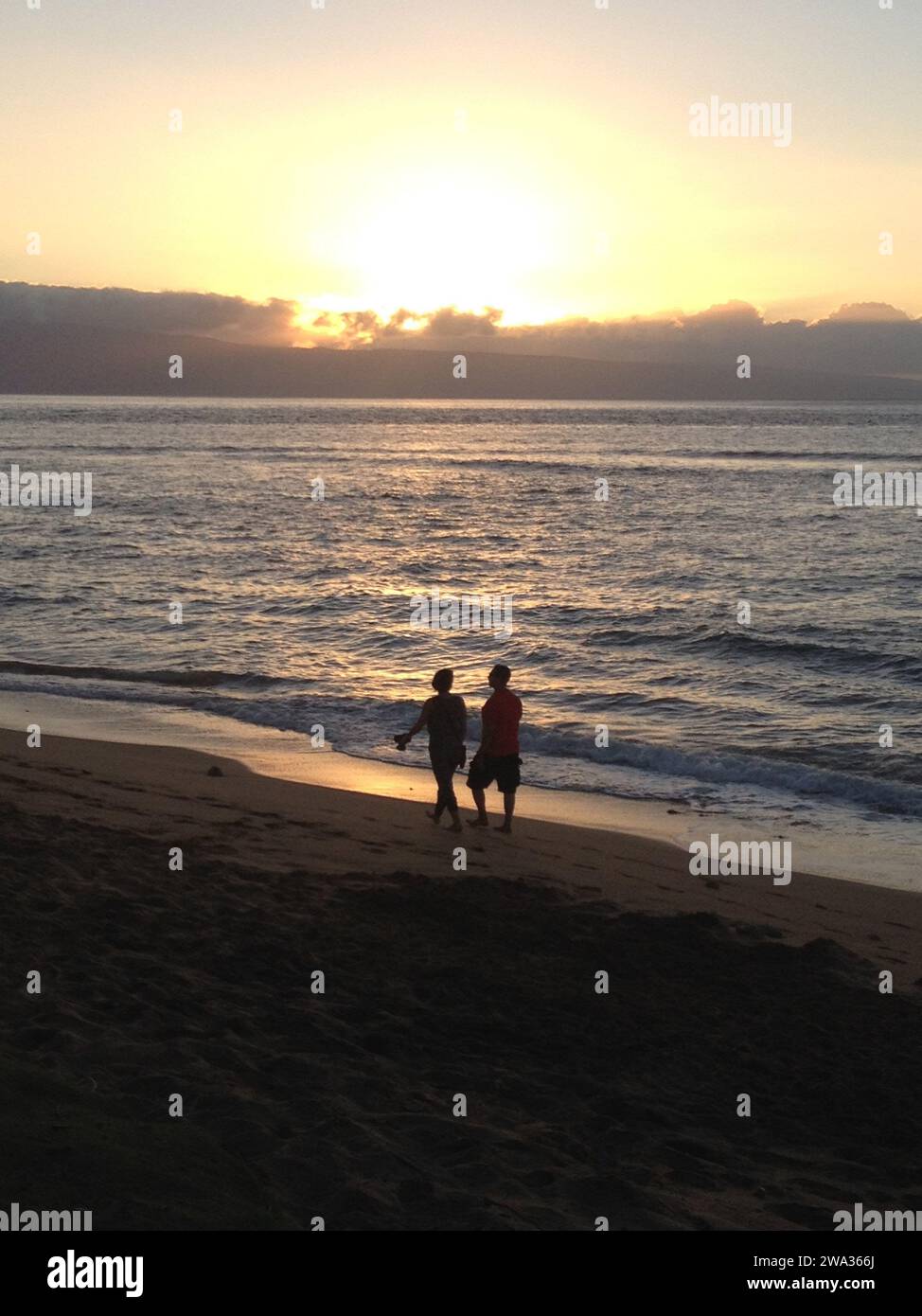 Îles Maui .Hawaii, les voyageurs des États-Unis apprécient le coucher du soleil tout en marchant sur la plage ka anapali 20 janvier 2015 Photo de Francis Joseph Dean/Deanimages) Banque D'Images
