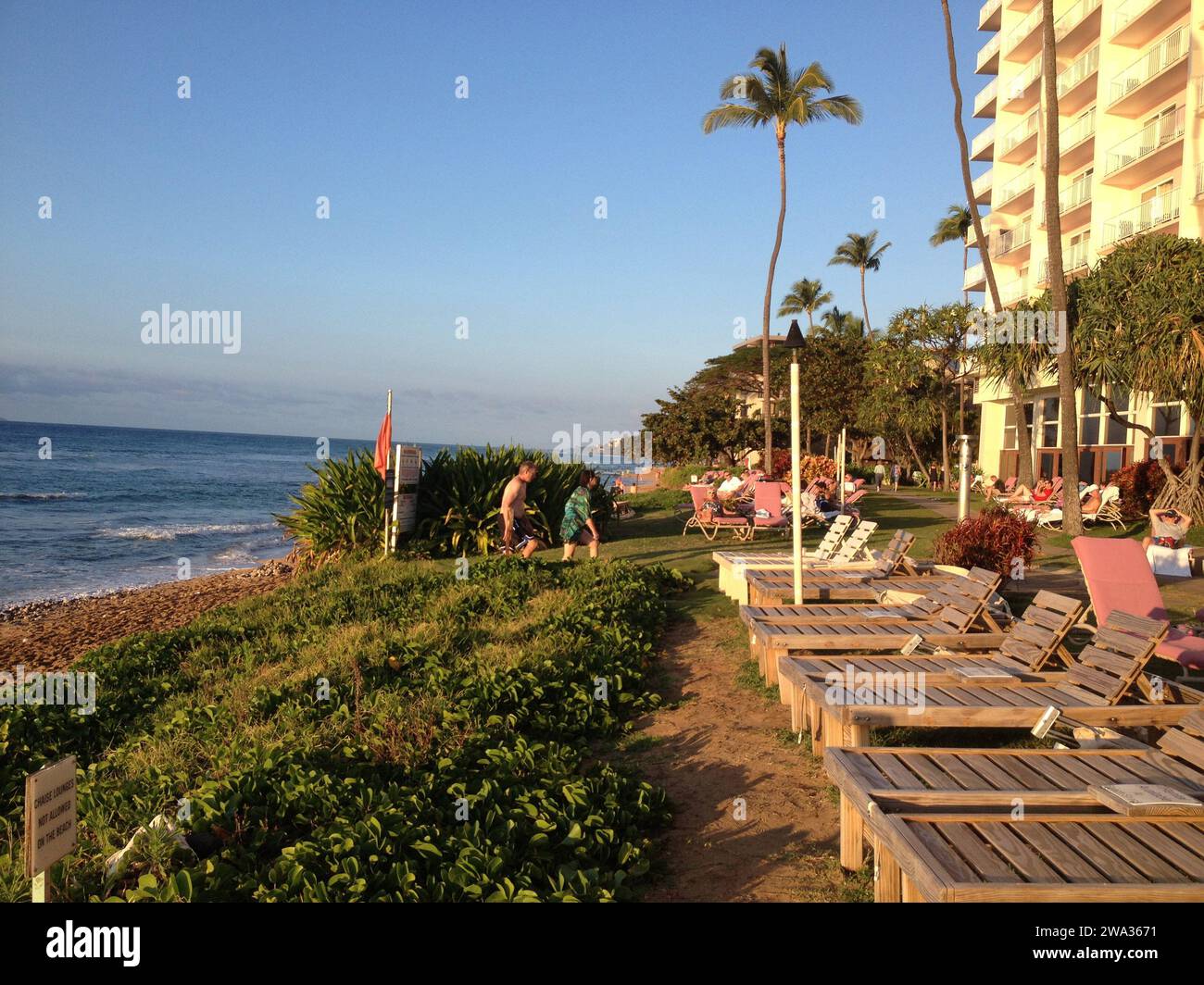 Maui .Hawaii îles, États-Unis  Holiday Maker appréciant regarder le soleil se coucher sur Ka anapali rivage de dimond stations 18 janvier 2015 Photo de Francis Joseph Dean/Deanimages) Banque D'Images