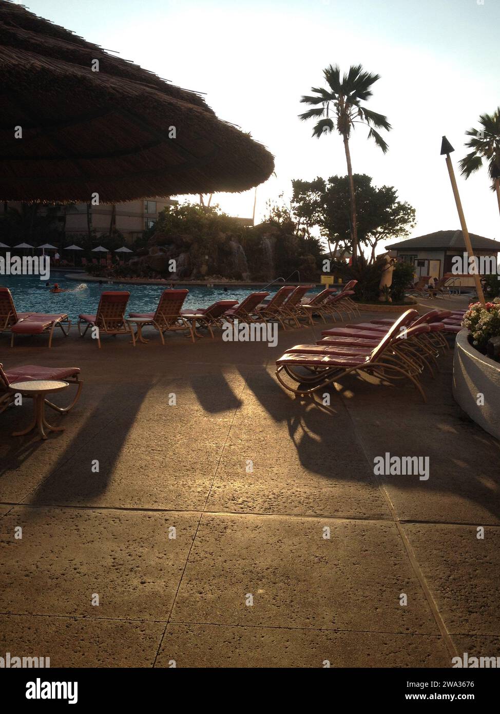 Maui .Hawaii îles, États-Unis  Holiday Maker appréciant regarder le soleil se coucher sur Ka anapali rivage de dimond stations 18 janvier 2015 Photo de Francis Joseph Dean/Deanimages) Banque D'Images