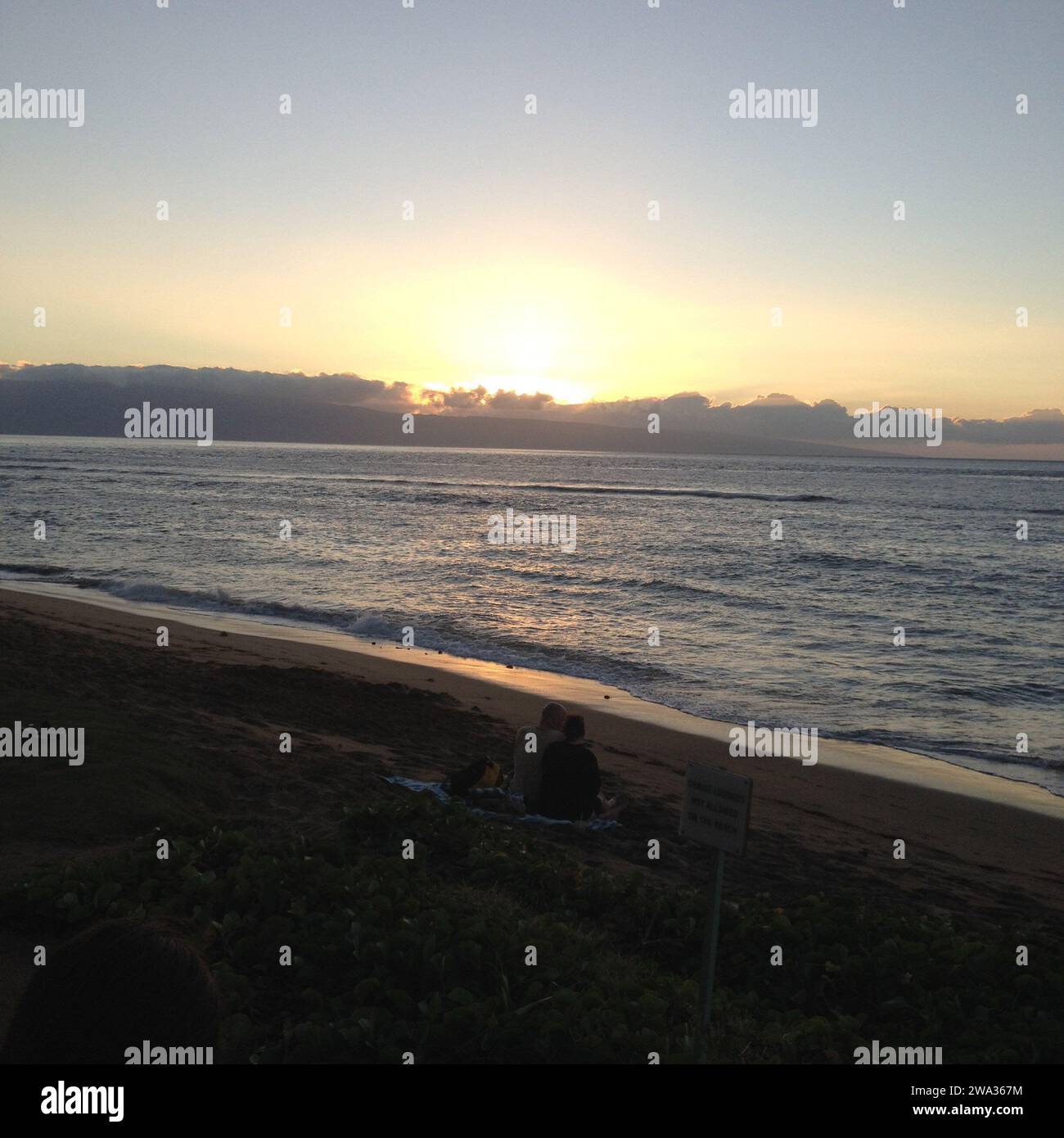 Îles Maui .Hawaii, les voyageurs des États-Unis apprécient le coucher du soleil tout en marchant sur la plage ka anapali 20 janvier 2015 Photo de Francis Joseph Dean/Deanimages) Banque D'Images