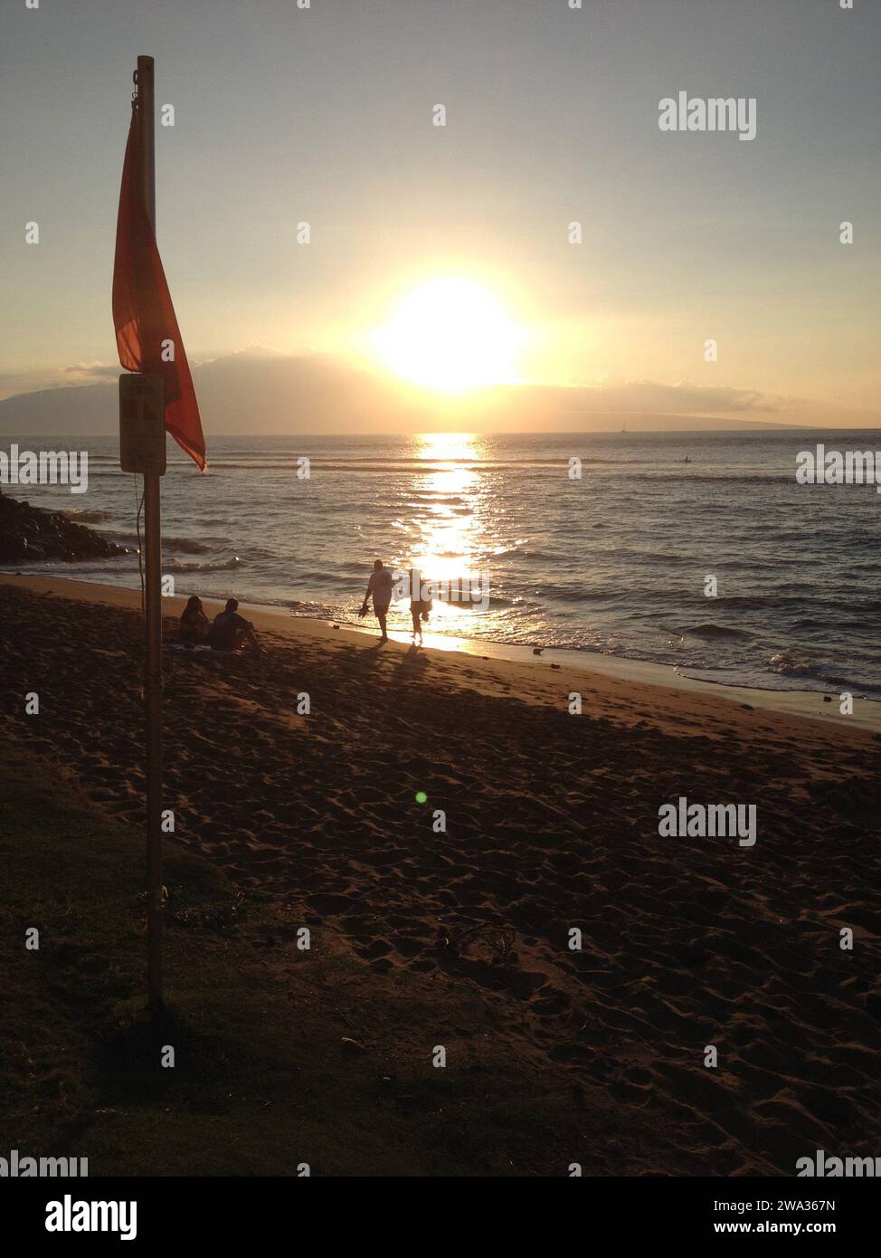 Maui .Hawaii îles, États-Unis  Holiday Maker appréciant regarder le soleil se coucher sur Ka anapali rivage de dimond stations 18 janvier 2015 Photo de Francis Joseph Dean/Deanimages) Banque D'Images