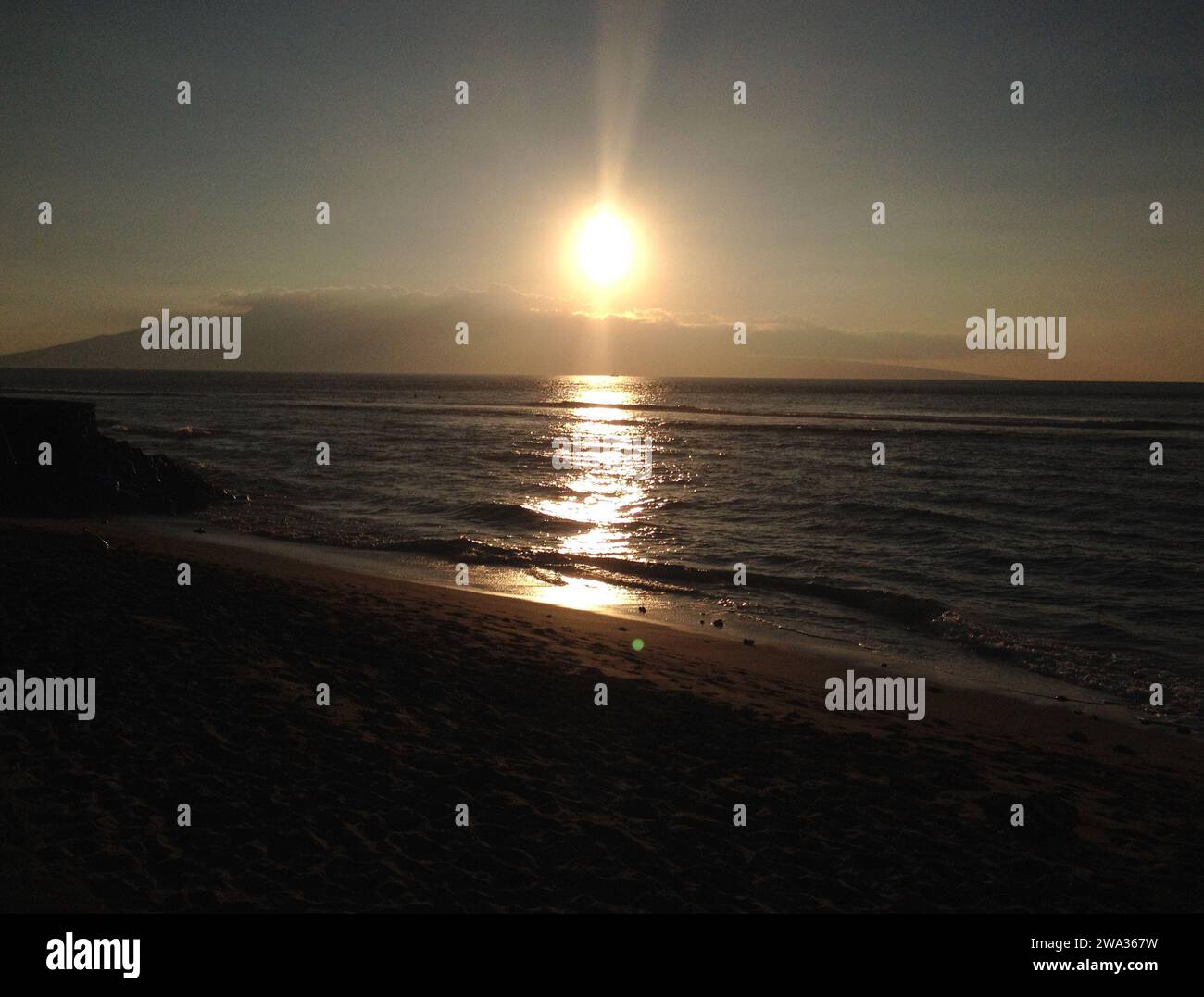 Maui .Hawaii îles, États-Unis  Holiday Maker appréciant regarder le soleil se coucher sur Ka anapali rivage de dimond stations 18 janvier 2015 Photo de Francis Joseph Dean/Deanimages) Banque D'Images