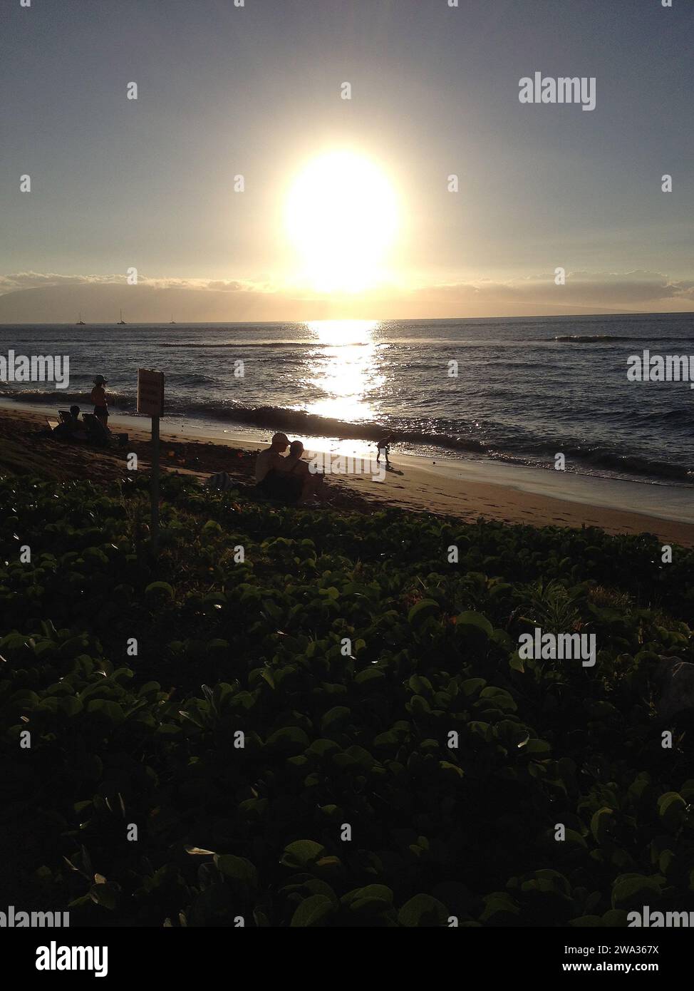 Îles Maui .Hawaii, les voyageurs des États-Unis apprécient le coucher du soleil tout en marchant sur la plage ka anapali 20 janvier 2015 Photo de Francis Joseph Dean/Deanimages) Banque D'Images