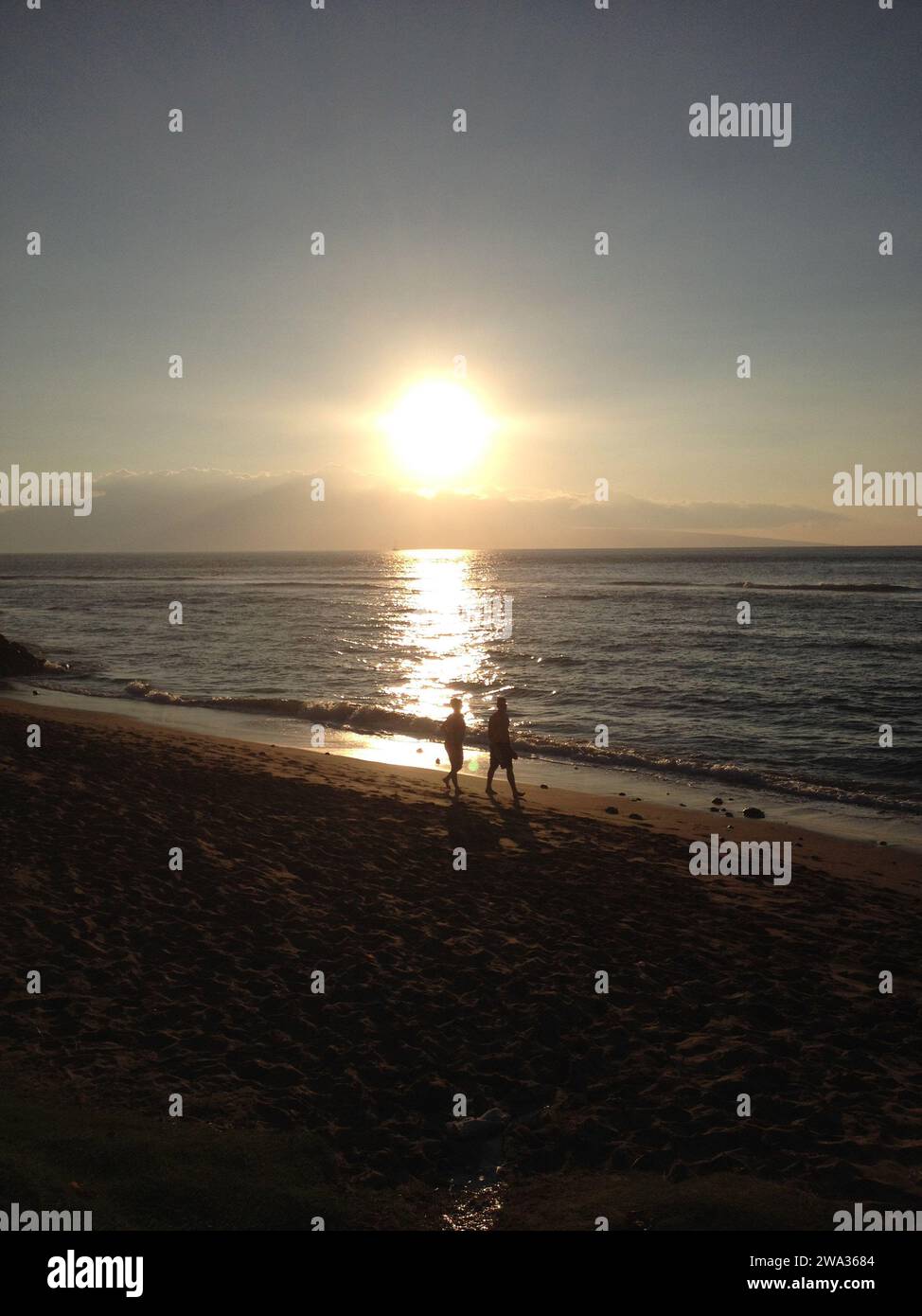 Maui .Hawaii îles, États-Unis  Holiday Maker appréciant regarder le soleil se coucher sur Ka anapali rivage de dimond stations 18 janvier 2015 Photo de Francis Joseph Dean/Deanimages) Banque D'Images
