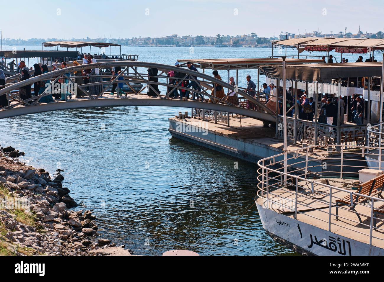 Louxor, Égypte - décembre 26 2023 : le moteur traditionnel est amarré sur une jetée le long du fleuve Nil Banque D'Images