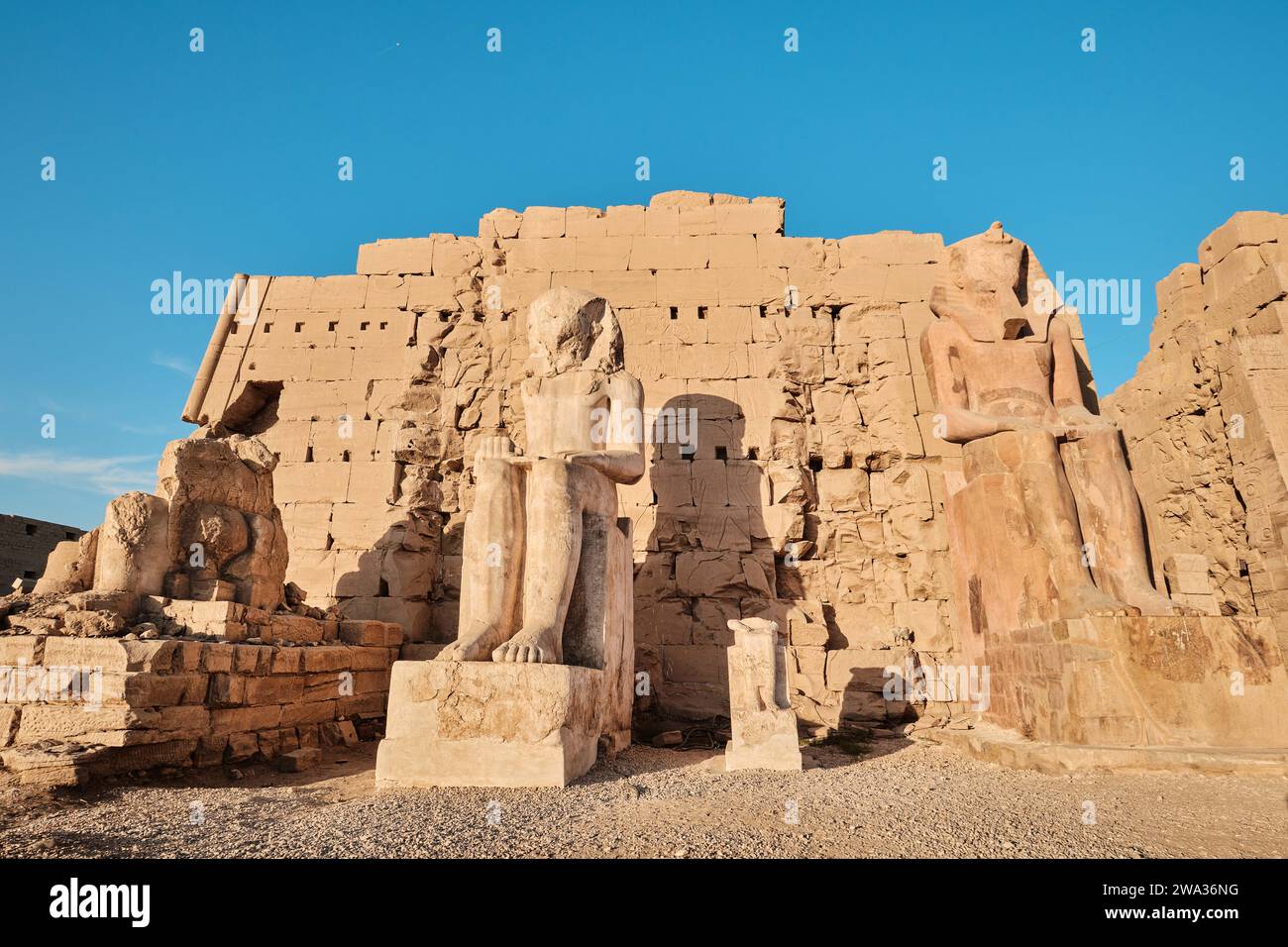 Louxor, Égypte - 2 janvier 2024 : statues monumentales du Pharaon Thoutmôsis II dans le temple de Karnak Banque D'Images
