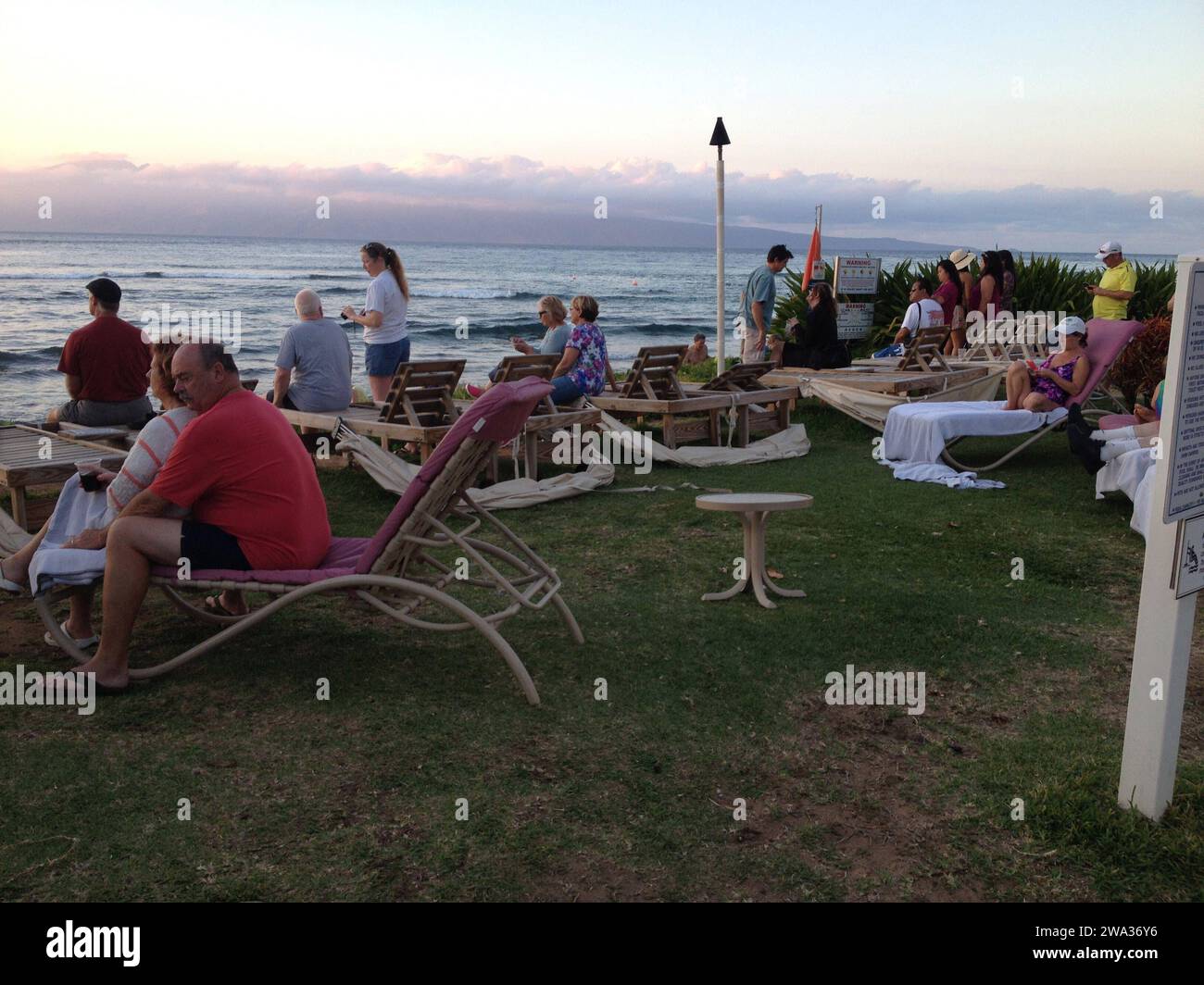 Maui .Hawaii Islands, USA  Holiday Maker appréciant le coucher du soleil de la montre sur la rive de Ka anapali de dimond Resorts 18 janvier 2015 photo par Francis Joseph Dean/Deanpictures Banque D'Images