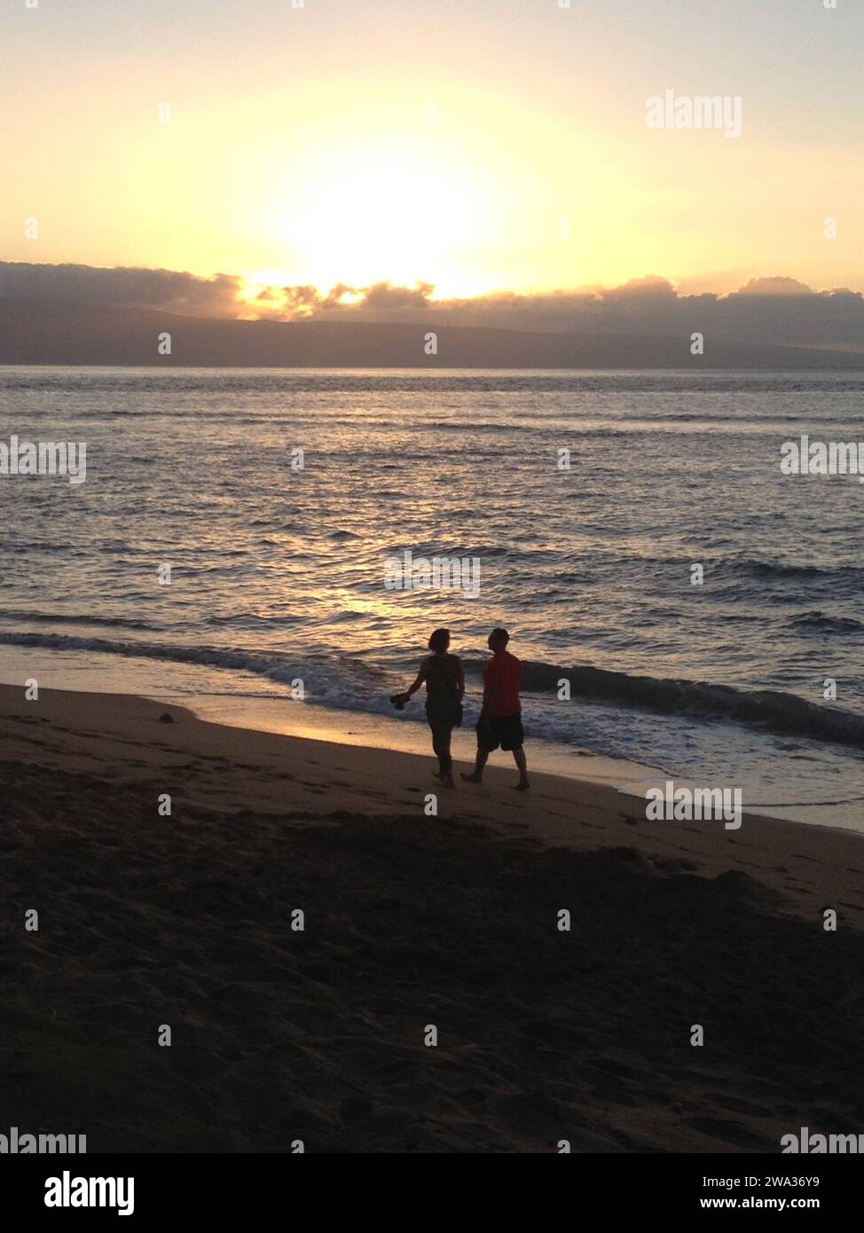 Maui .Hawaii îles, USA les voyageurs apprécient le coucher du soleil en marchant sur la plage ka anapali 20 janvier 2015 photo par Francis Joseph Dean/Deanpictures Banque D'Images