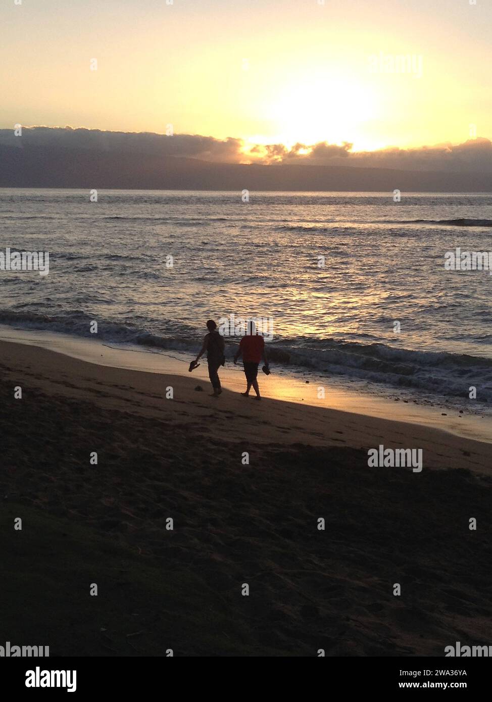 Maui .Hawaii îles, USA les voyageurs apprécient le coucher du soleil en marchant sur la plage ka anapali 20 janvier 2015 photo par Francis Joseph Dean/Deanpictures Banque D'Images