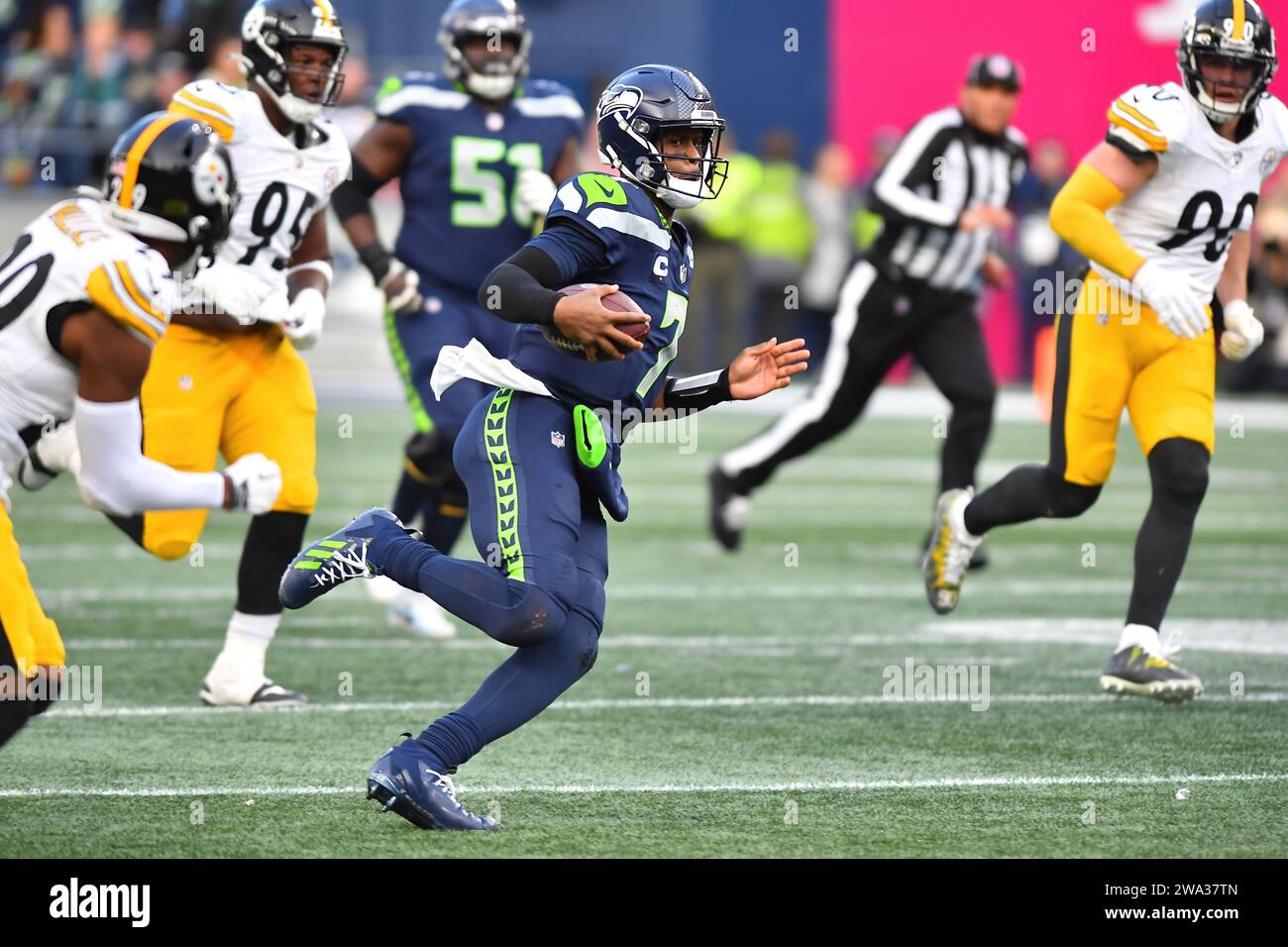 Seattle, WA, États-Unis. 31 décembre 2023. Le quarterback des Seattle Seahawks Geno Smith (7) lors d'une longue course lors du match de football NFL entre les Steelers de Pittsburgh et les Seahawks de Seattle, WA. Pittsburgh bat Seattle 30-23. Steve Faber/CSM/Alamy Live News Banque D'Images