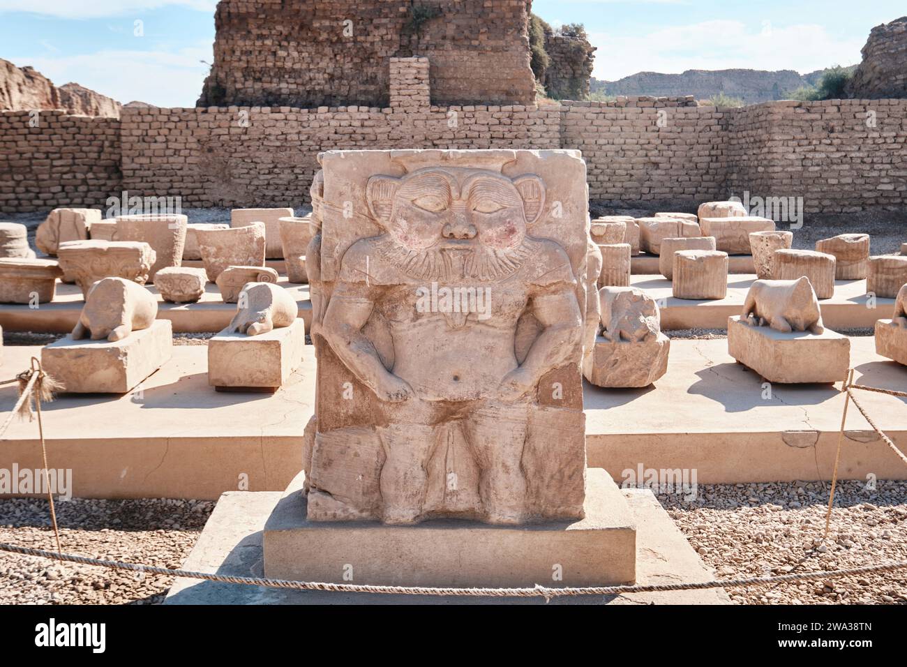 Temple Dendera Hathor. Soulagement de Dieu BES une ancienne divinité égyptienne vénérée comme protectrice des ménages, des mères, des enfants et de l'accouchement Banque D'Images