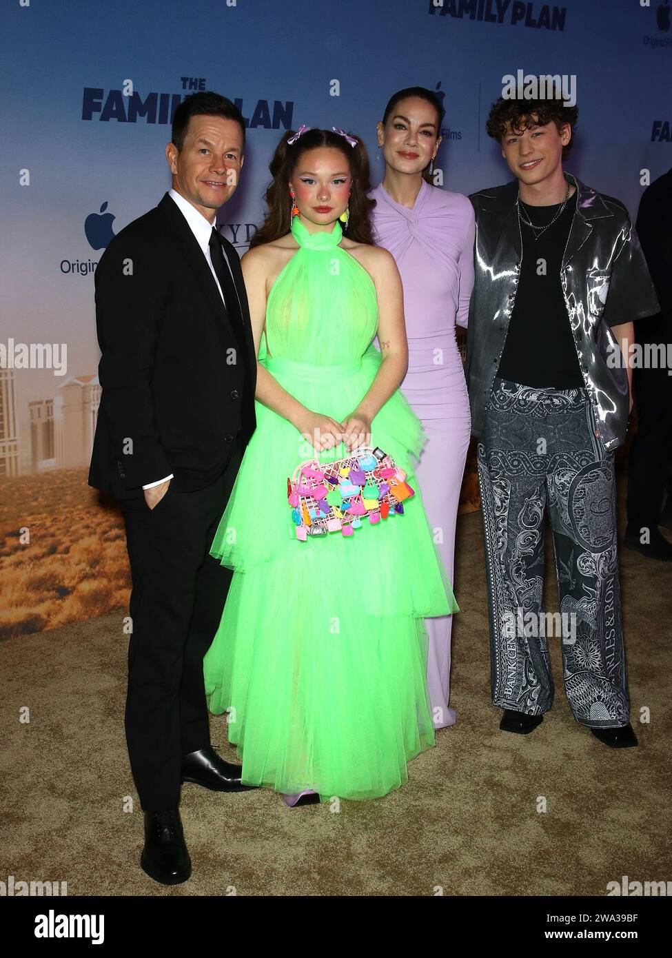 13 décembre 2023 - Las Vegas, NV - Mark Wahlberg, Zoe Colletti, Michelle Monaghan, Van Crosby s'arrêtent sur le tapis rouge de la première mondiale du film original d'Apple 'The Family Plan' au Chelsea au Cosmopolitan de Las Vegas. (Image de crédit : © MJT/AdMedia via ZUMA Press Wire) USAGE ÉDITORIAL SEULEMENT! Non destiné à UN USAGE commercial ! Banque D'Images