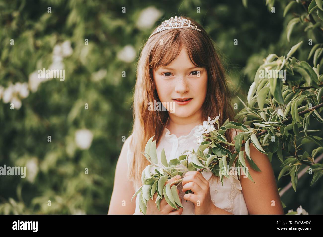 Portrait rapproché de printemps d'une adorable petite fille portant une couronne Banque D'Images