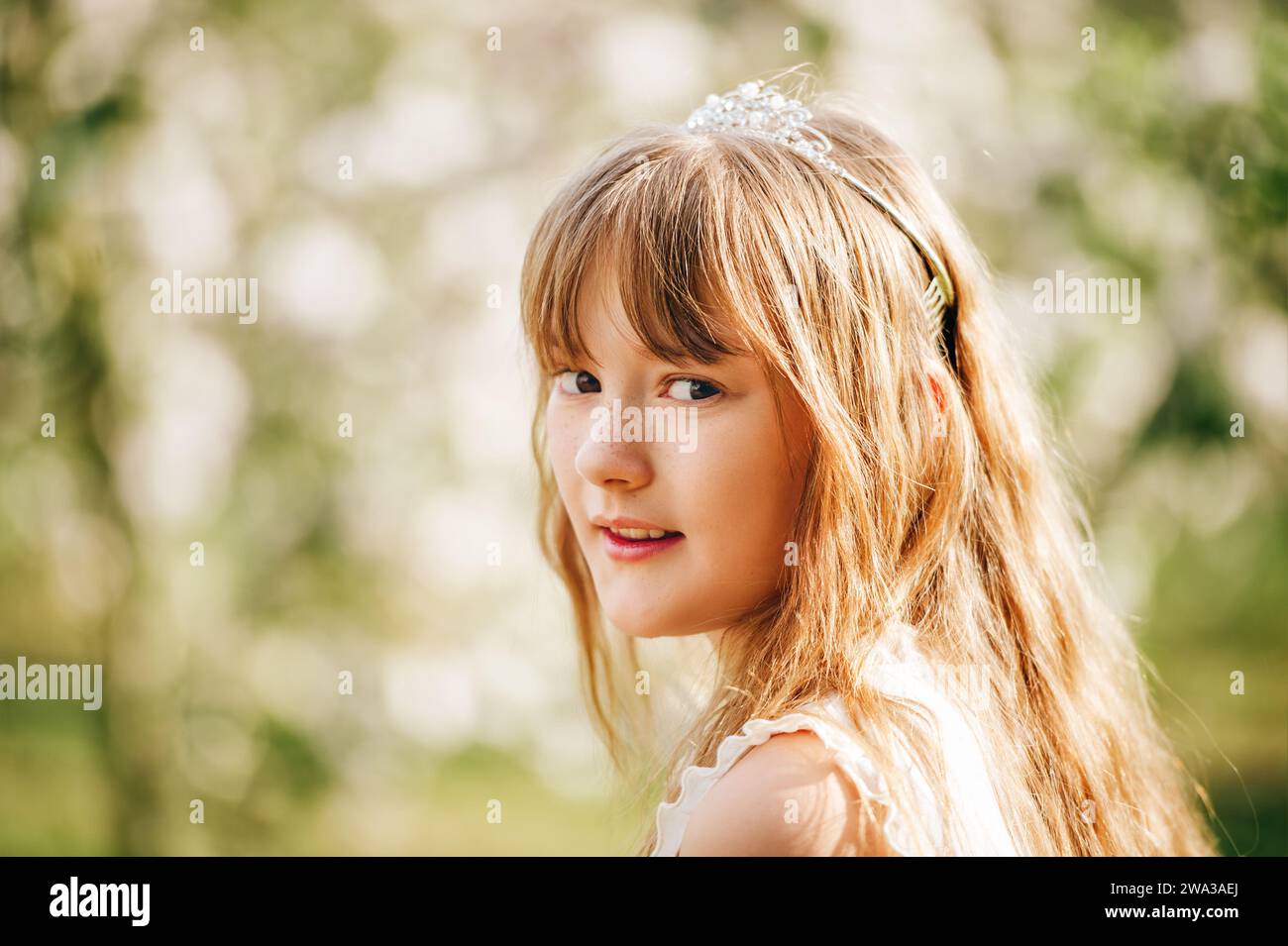 Portrait rapproché de printemps d'une adorable petite fille portant une couronne Banque D'Images