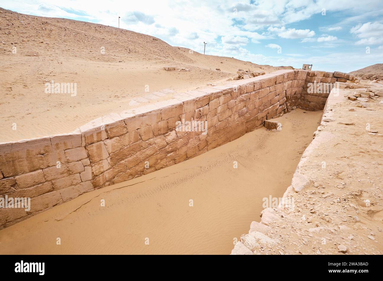 Saqqara, Egypte - 2 janvier 2024 : puits de bateau royal de l'ancien Empire ou quai dans la nécropole de Saqqara Banque D'Images