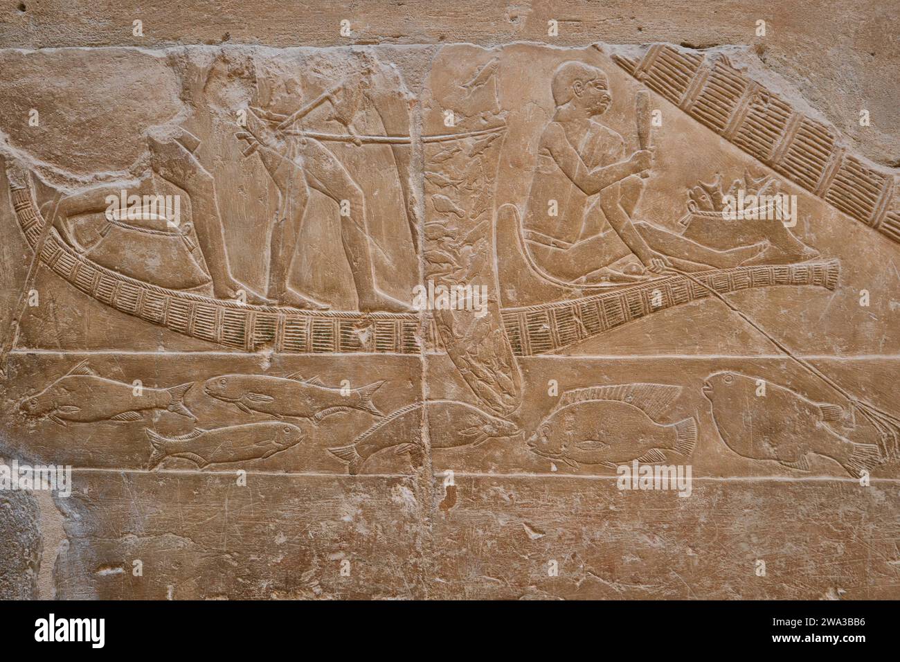 Saqqara, Égypte - 2 janvier 2024 : personnages en bas relief peints montrant la vie quotidienne dans l'Égypte ancienne à l'intérieur de la tombe de Kagemni dans la nécropole de Saqqara Banque D'Images