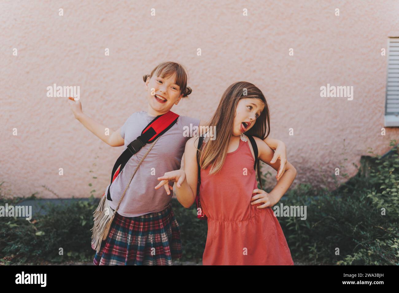 Deux filles drôles faisant grimace, des écolières idiotes jouant ensemble après l'école Banque D'Images
