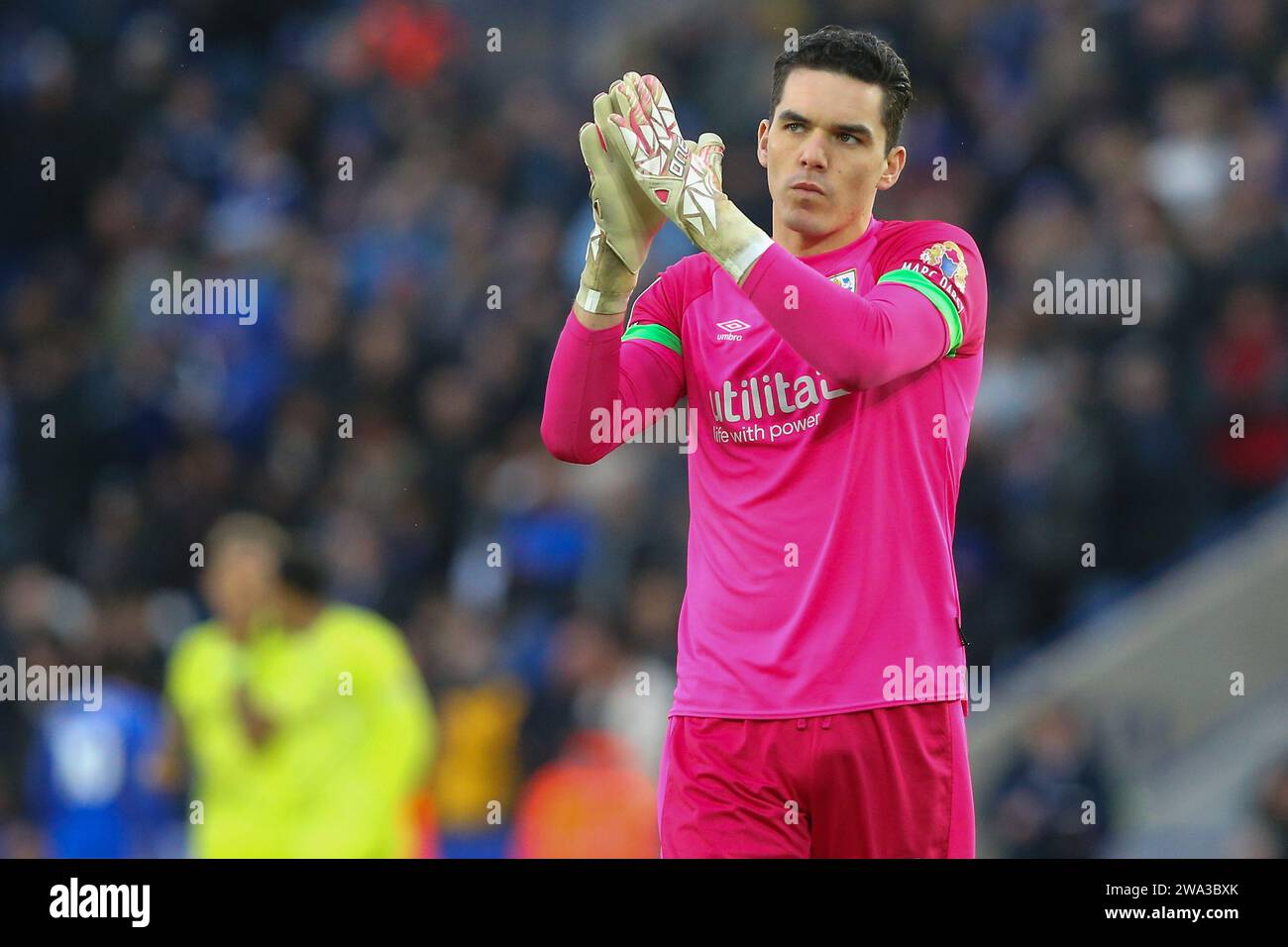 Lee Nicholls de Huddersfield Town applaudit les fans itinérants lors du Sky Bet Championship Match Leicester City vs Huddersfield Town au King Power Stadium, Leicester, Royaume-Uni, le 1 janvier 2024 (photo de Gareth Evans/News Images) Banque D'Images