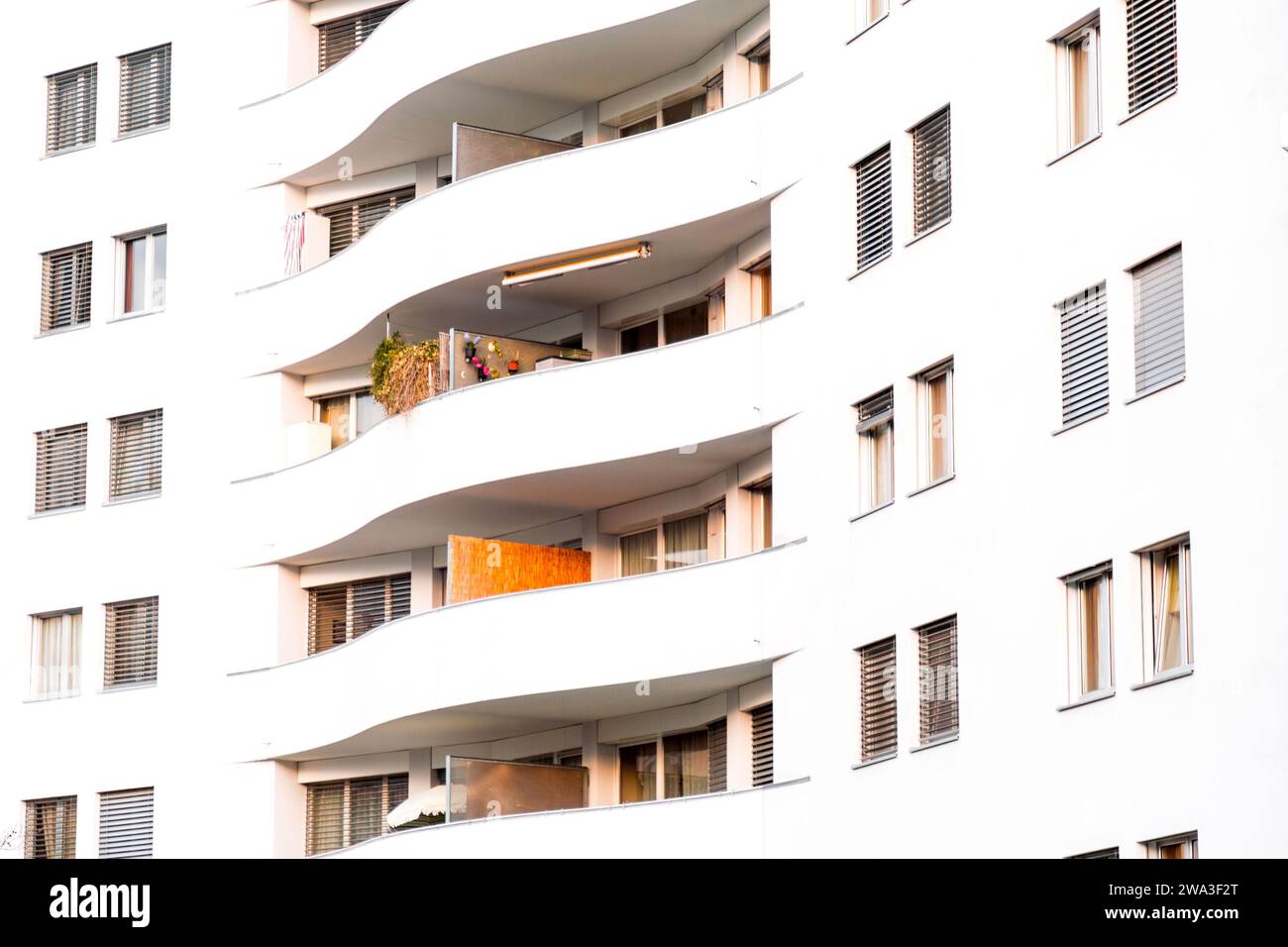 Genève, Suisse - 25 mars 2022 : architecture moderne et vue sur la rue à Genève, Suisse. Banque D'Images