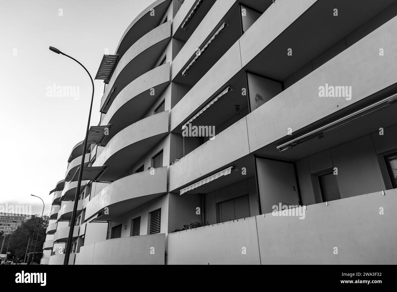 Genève, Suisse - 25 mars 2022 : architecture moderne et vue sur la rue à Genève, Suisse. Banque D'Images