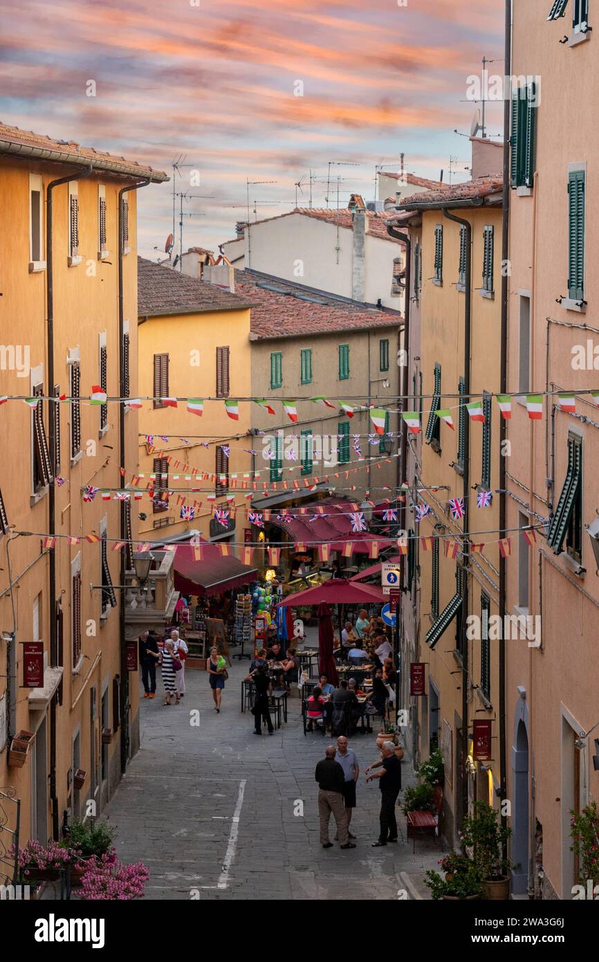 Vue surélevée de la rue principale de Castagneto Carducci avec des gens en été au coucher du soleil, Livourne, Toscane, Italie Banque D'Images