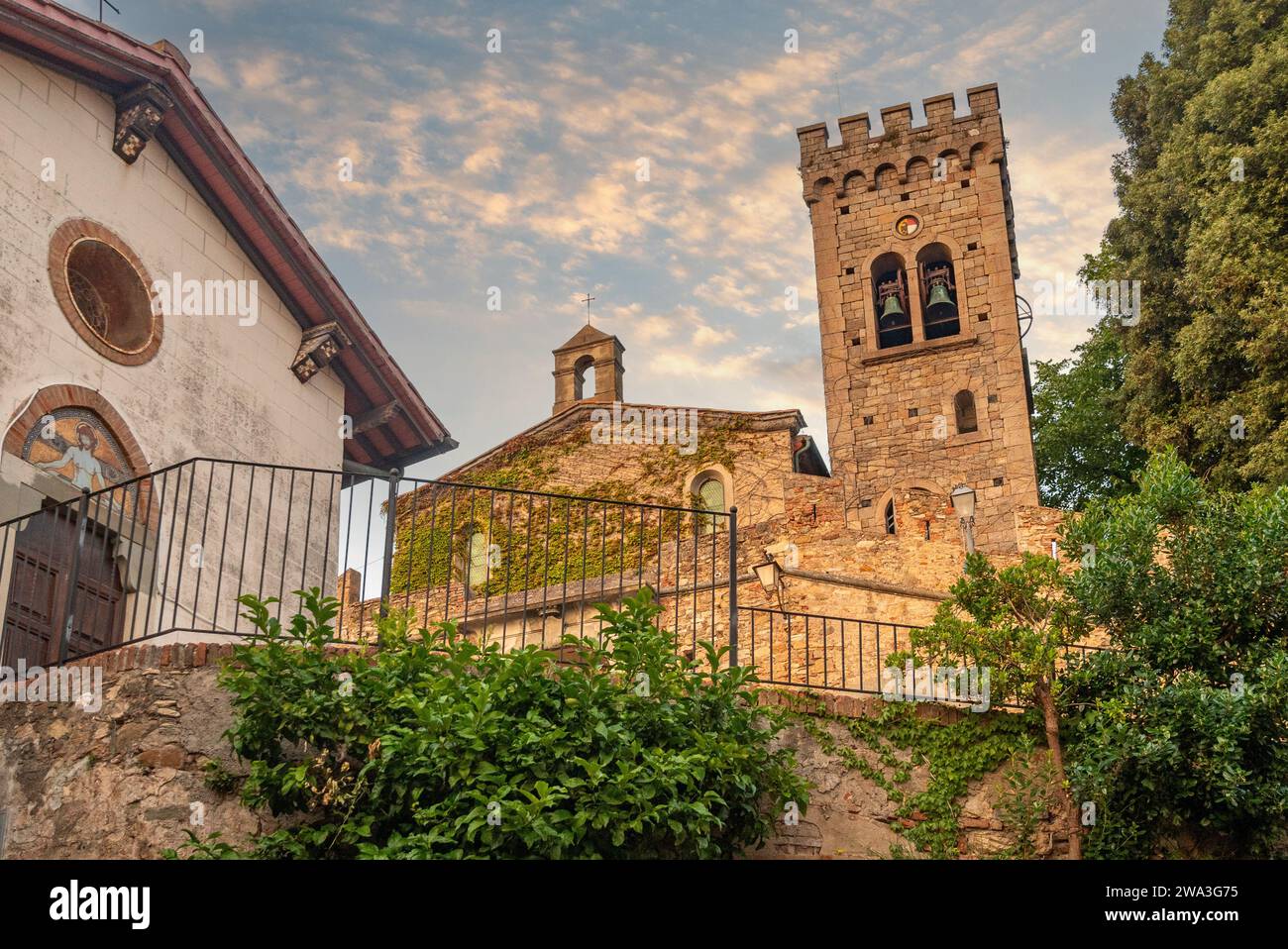 Vue en angle bas de l'église du Saint Crucifix (16e siècle, à gauche) et de l'église Saint-Laurent (13e siècle) dans le village médiéval au coucher du soleil Banque D'Images