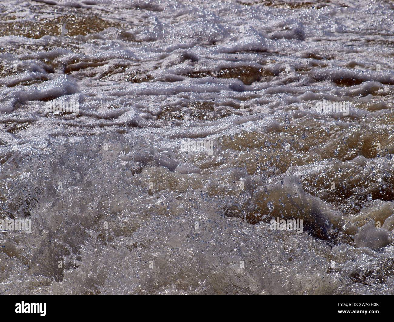 Turbulence de l'eau dans un rapide créé par pompage de l'eau. Banque D'Images