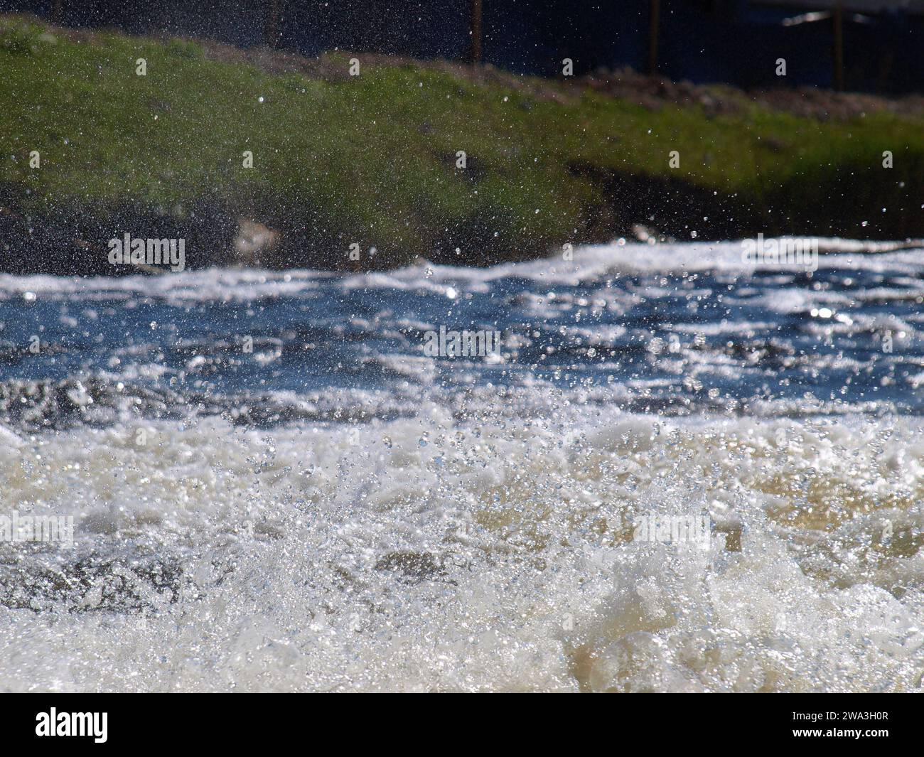 Rapides d'eau créant des bulles dans l'air. Banque D'Images