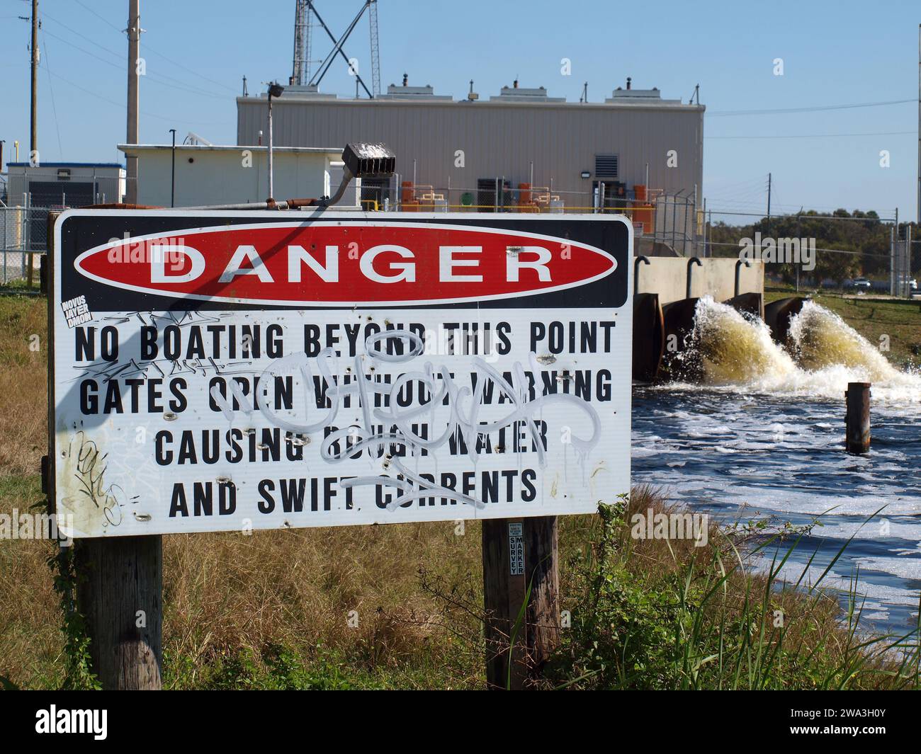 Miami, Floride, États-Unis - 01/01/2024 : station de pompage d'eau dans le canal Tamiami Trail dans les Everglades avec un panneau d'avertissement. Banque D'Images