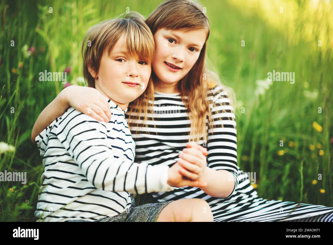 Portrait extérieur de deux enfants adorables jouant ensemble Banque D'Images