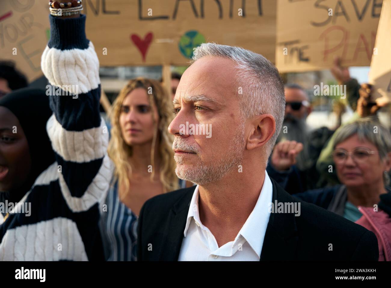 Homme en colère et rebelle et protestant avec un mégaphone lors d'une manifestation contre le changement climatique Banque D'Images