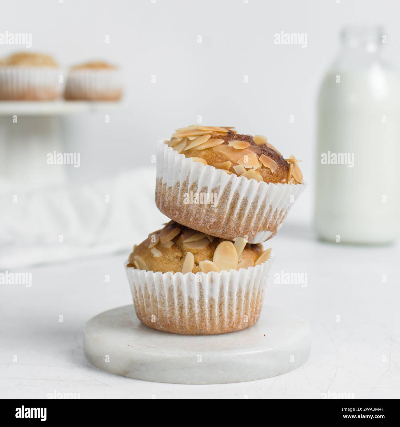 muffins aux amandes vanille sur un plateau en marbre blanc, muffins aux amandes maison de style boulangerie sur fond blanc Banque D'Images