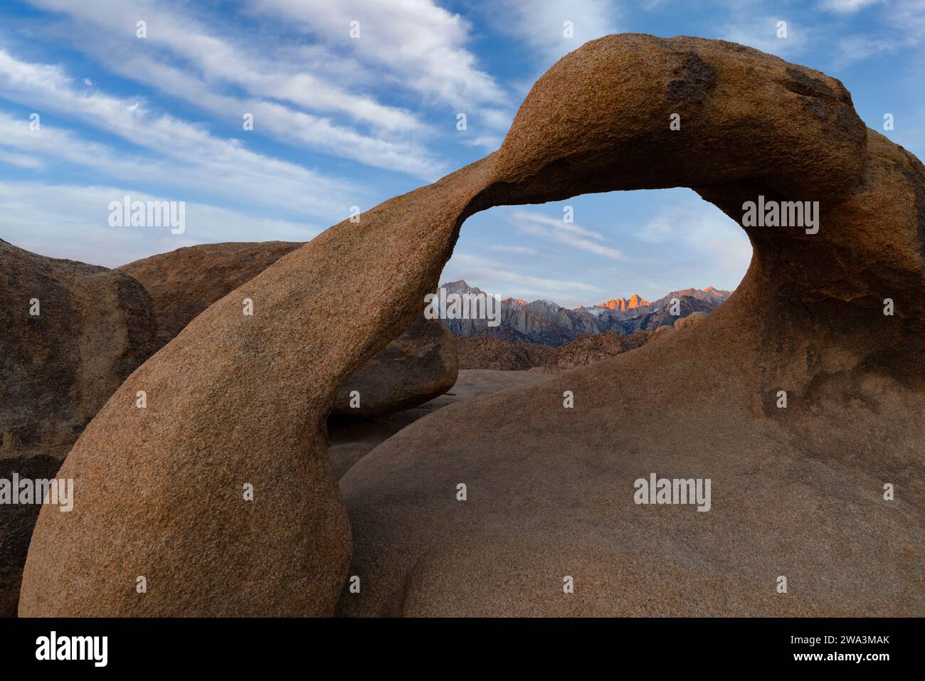 Lever du soleil sur le Mt. Whitney, par Mobius Arch, Alabama Hills, Lone Pine, Californie Banque D'Images