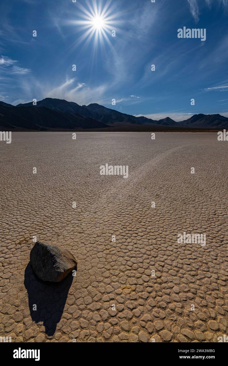 Rocher glissant sur Racetrack Valley Floor, Death Valley NP, Californie Banque D'Images