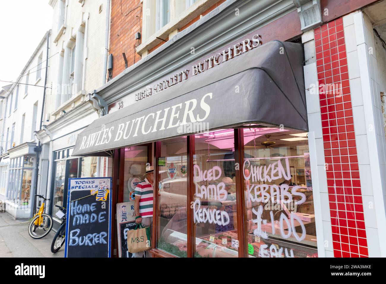 Boutique de boucheries anglaises à Bridport Dorset proposant des dés d'agneau, des kebabs de poulet et des hamburgers faits maison, Angleterre, Royaume-Uni, 2023 Banque D'Images