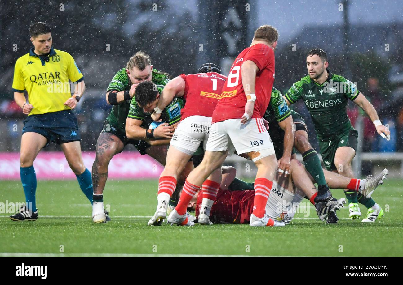 Galway, Irlande. 1 janvier 2024. Dave Heffernan, de Connacht, est attaqué lors du match du BKT United Rugby Championship Round 9 entre Connacht et Munster au Sportsground de Galway Credit : Don Soules/Alamy Live News Banque D'Images