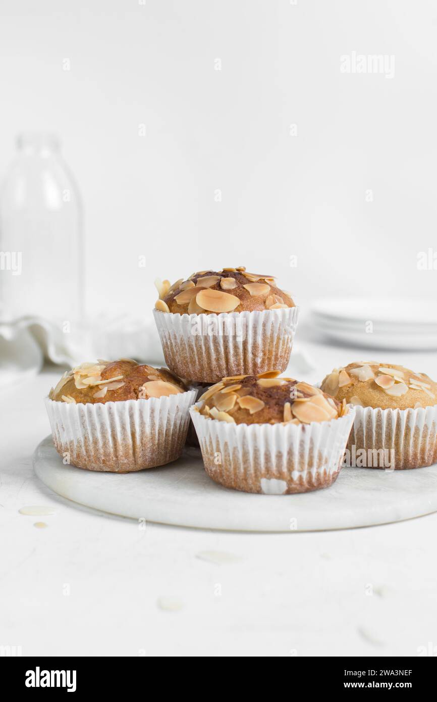 muffins aux amandes vanille sur un plateau en marbre blanc, muffins aux amandes maison de style boulangerie sur fond blanc Banque D'Images