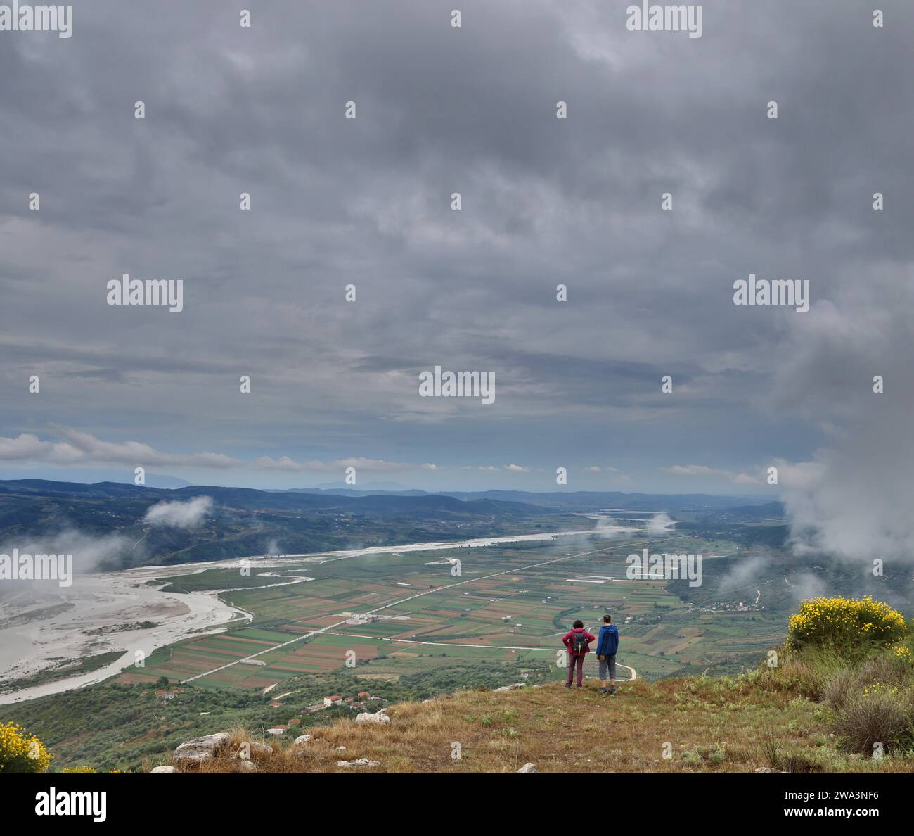 Deux visiteurs émerveillés par la vue sur la vallée de Vjosa depuis la colonie illyrienne de Byllis, Parc archéologique de Byllis, Byllis, Albanie, E Banque D'Images