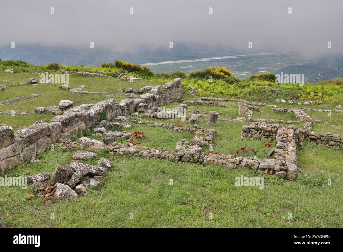 Vestiges de la colonie illyrienne de Byllis et vue sur la vallée de VJosa, le parc archéologique de Byllis, Byllis, Albanie, Europe Banque D'Images