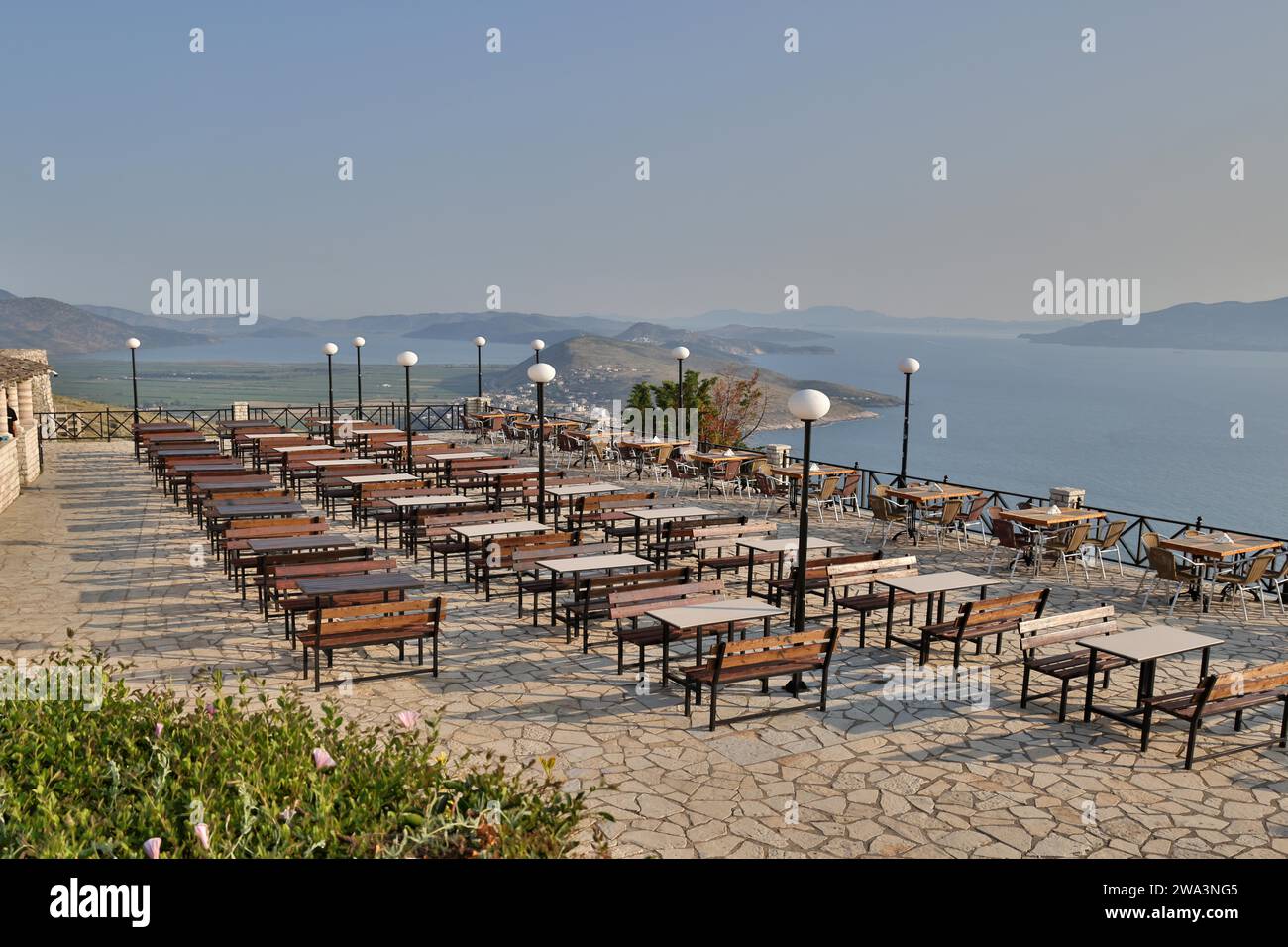 Terrasse du restaurant au-dessus de Qeparo avec vue sur la mer Ionienne et Corfou, Qeparo, Albanie, Europe Banque D'Images