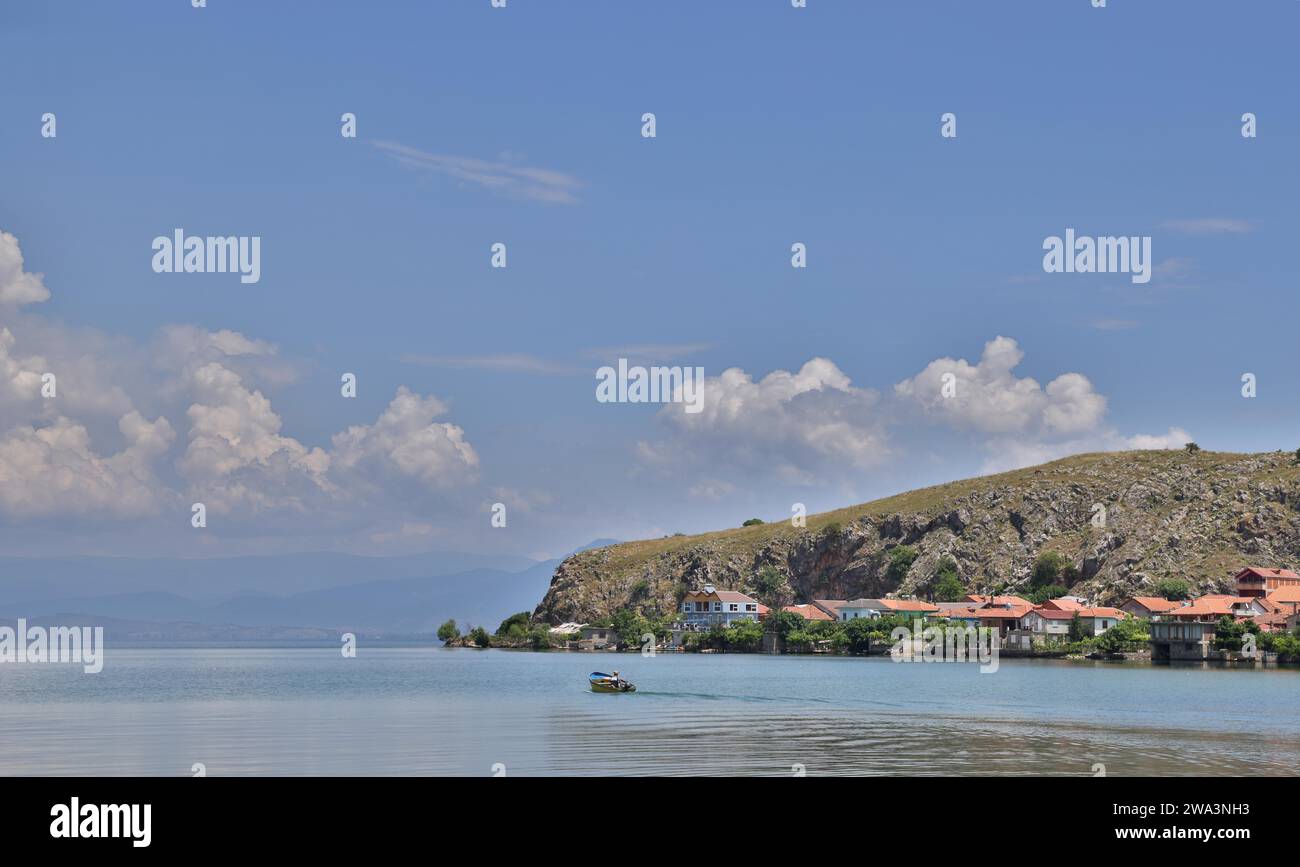 Vue sur la péninsule et le village de Lin dans le lac Ohrid, Lin, Albanie, Europe Banque D'Images