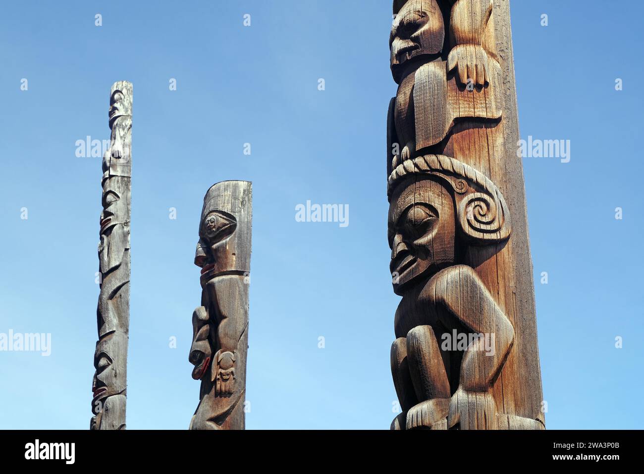 Totems géants en bois, visages, art des peuples autochtones du Canada, Stewart Cassiar Highway, Colombie-Britannique, Canada, Amérique du Nord Banque D'Images