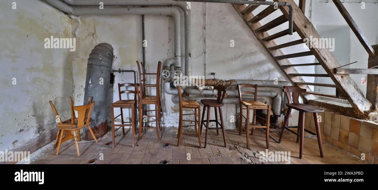 Lieu perdu, tabourets de bar inutilisés dans une brasserie désaffectée, Basse-Bavière, Bavière, Allemagne, Europe Banque D'Images