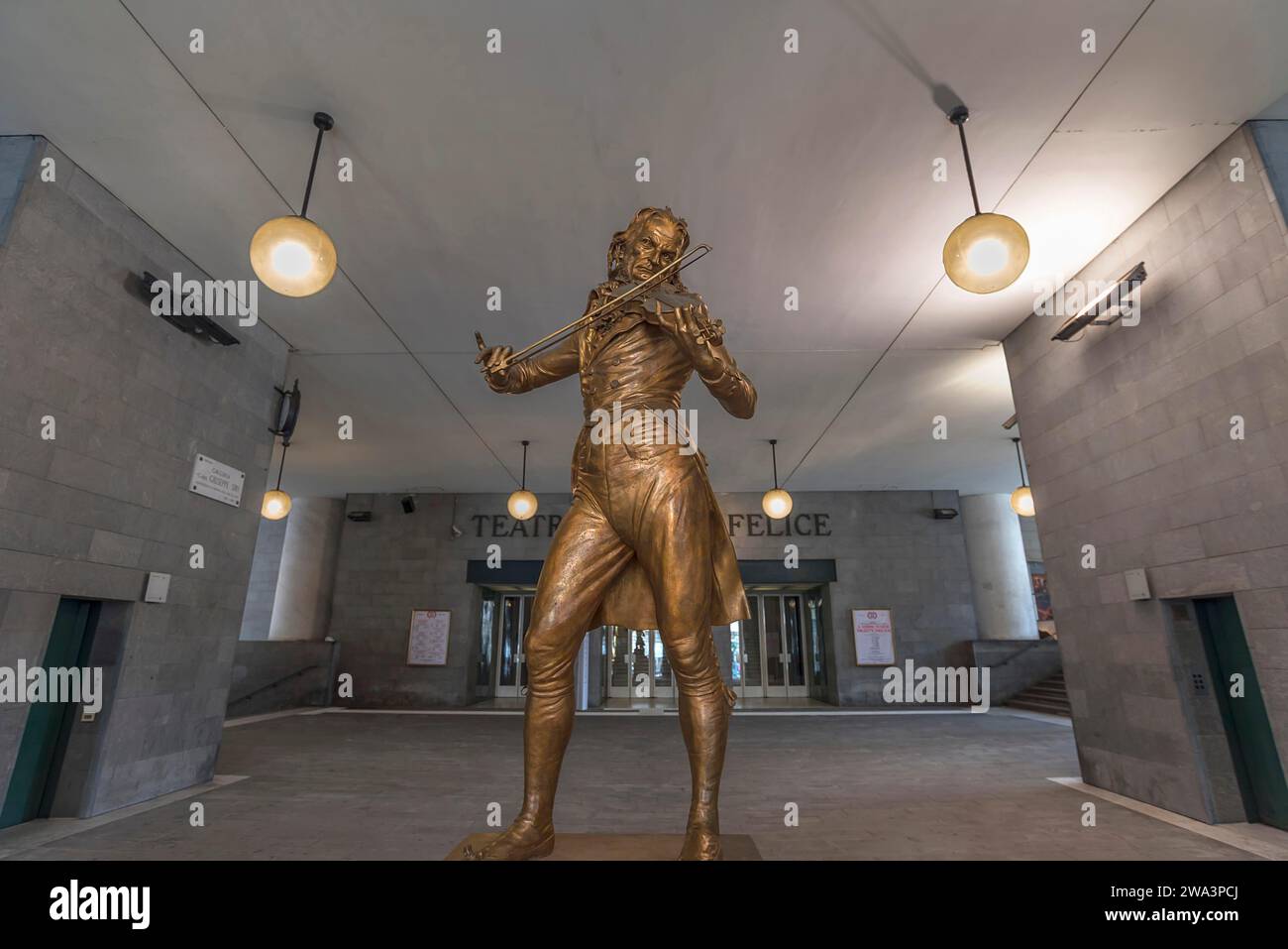 Statue en bronze du violoniste Niccolo Paganini par l'artiste Niccolo Tommaseo, hall d'entrée du Teatro Carlo Felice, Passo Eugenio Montale, 4, GE Banque D'Images