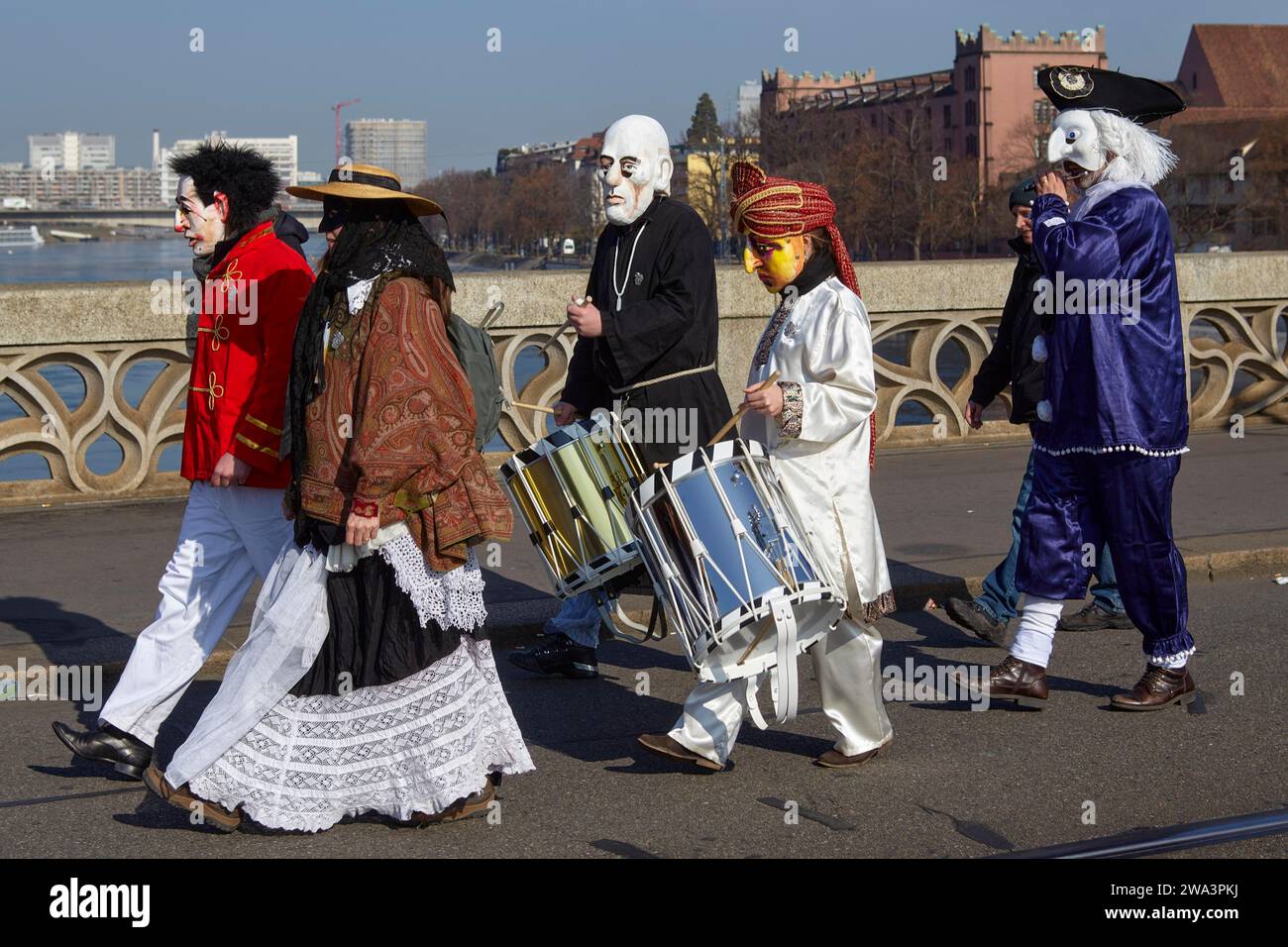 Fasnächtler auf der Mittleren Brücke vor dem Cortege der Basler Fasnacht in Basel, Kanton Basel-Stadt, Schweiz Banque D'Images