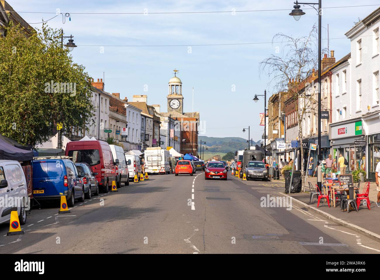 Scène de rue de la ville de Bridport dans le Dorset, vue le long de la rue est vers la tour de l'horloge du conseil, Angleterre, Royaume-Uni, 2023 Banque D'Images