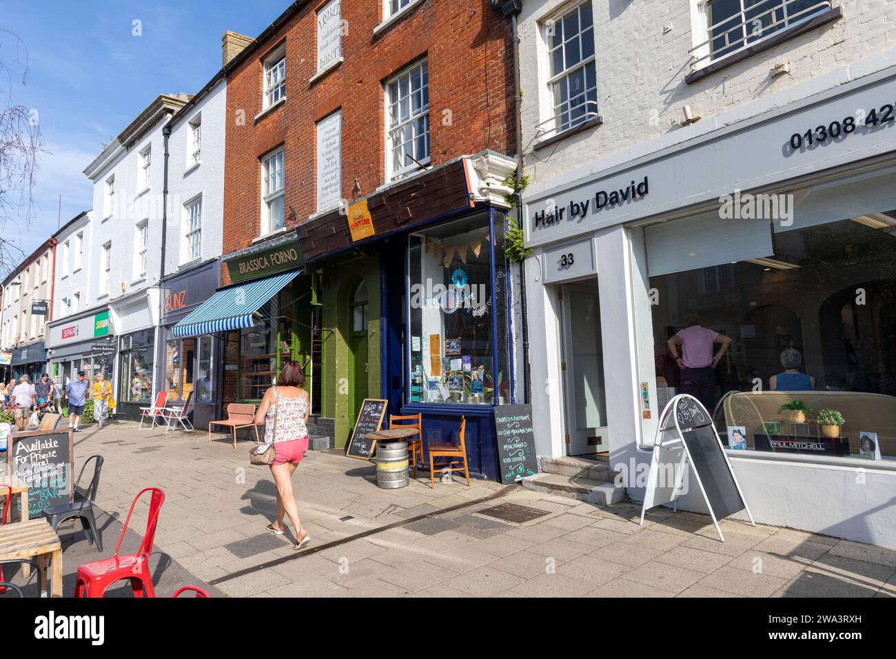 Centre-ville de Bridport, magasins et magasins sur la rue est, magasin de coiffure et cafés, Dorset, jour ensoleillé d'automne, Angleterre, 2023 Banque D'Images