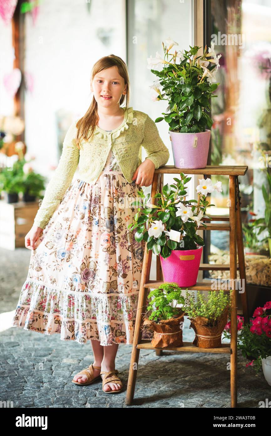 Portrait en plein air de jolie fille de 9-10 ans, portant une longue robe d'été Banque D'Images