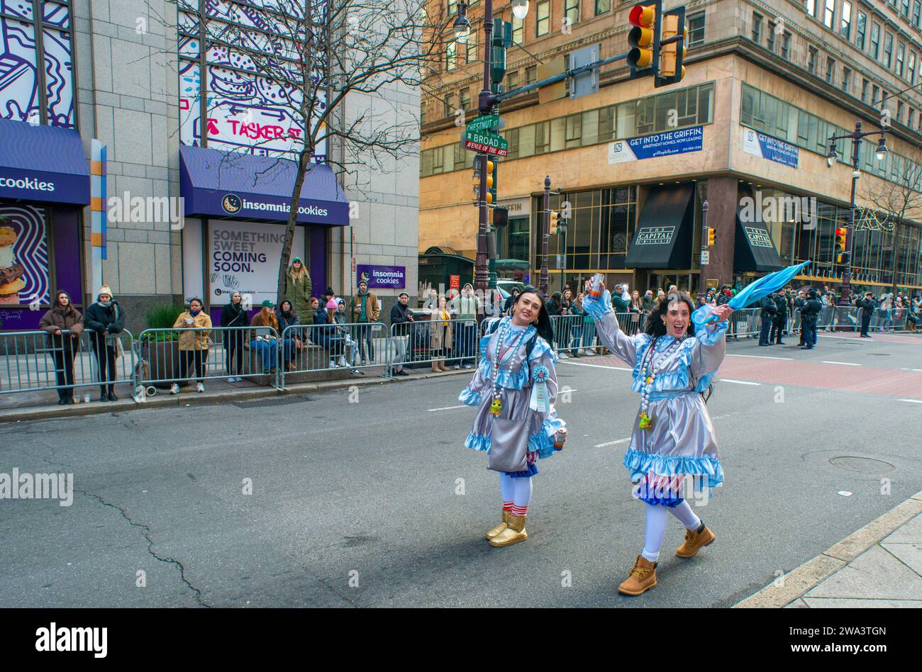 Philadelphie, États-Unis. 01 janvier 2024. Les groupes se produisent alors qu'ils défilent sur 
