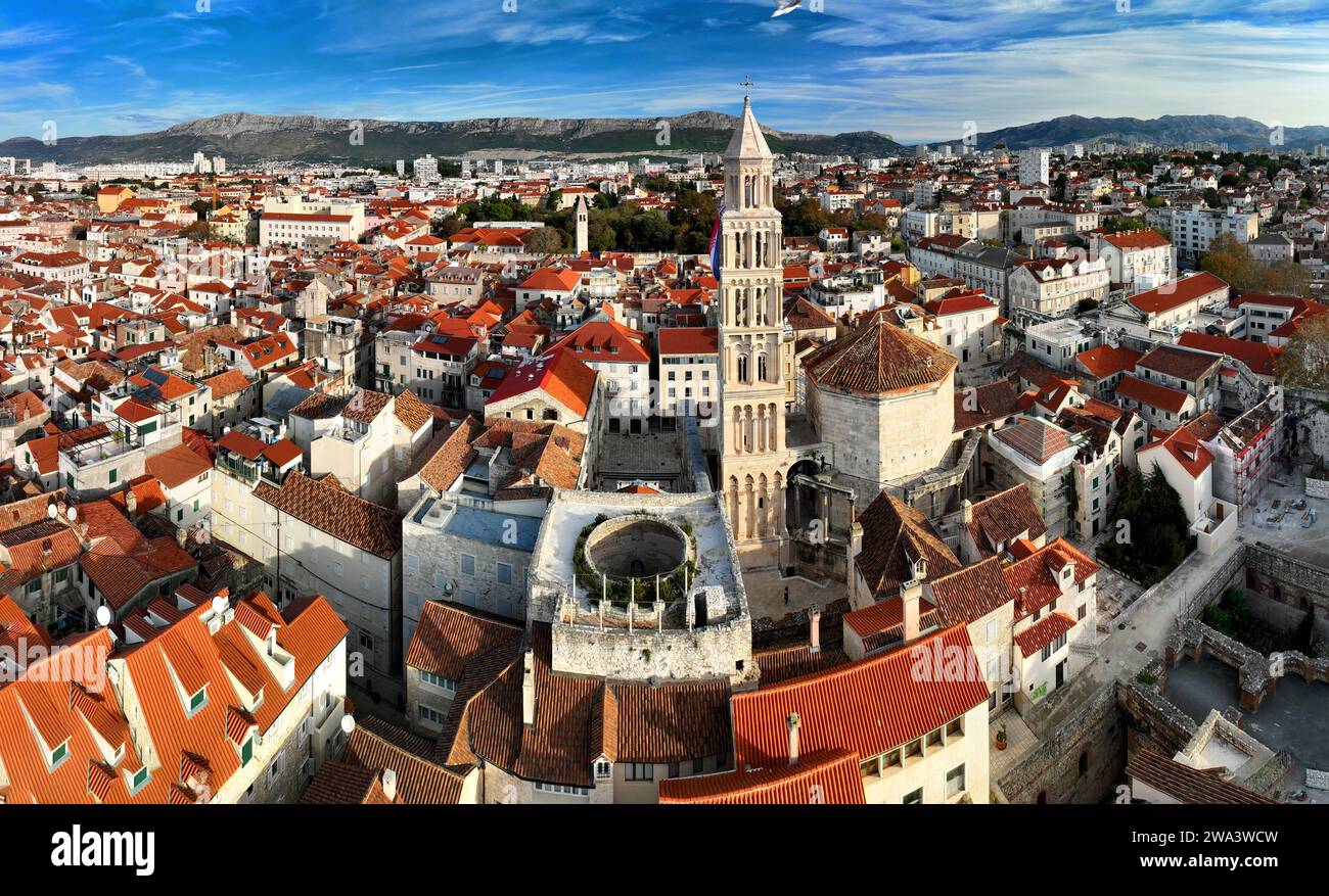 Vue aérienne du centre de Split, Croatie, avec la cathédrale Saint Domnius (Sveti Duje) et le palais de Dioclétien (Dioklecianova palaca). Banque D'Images